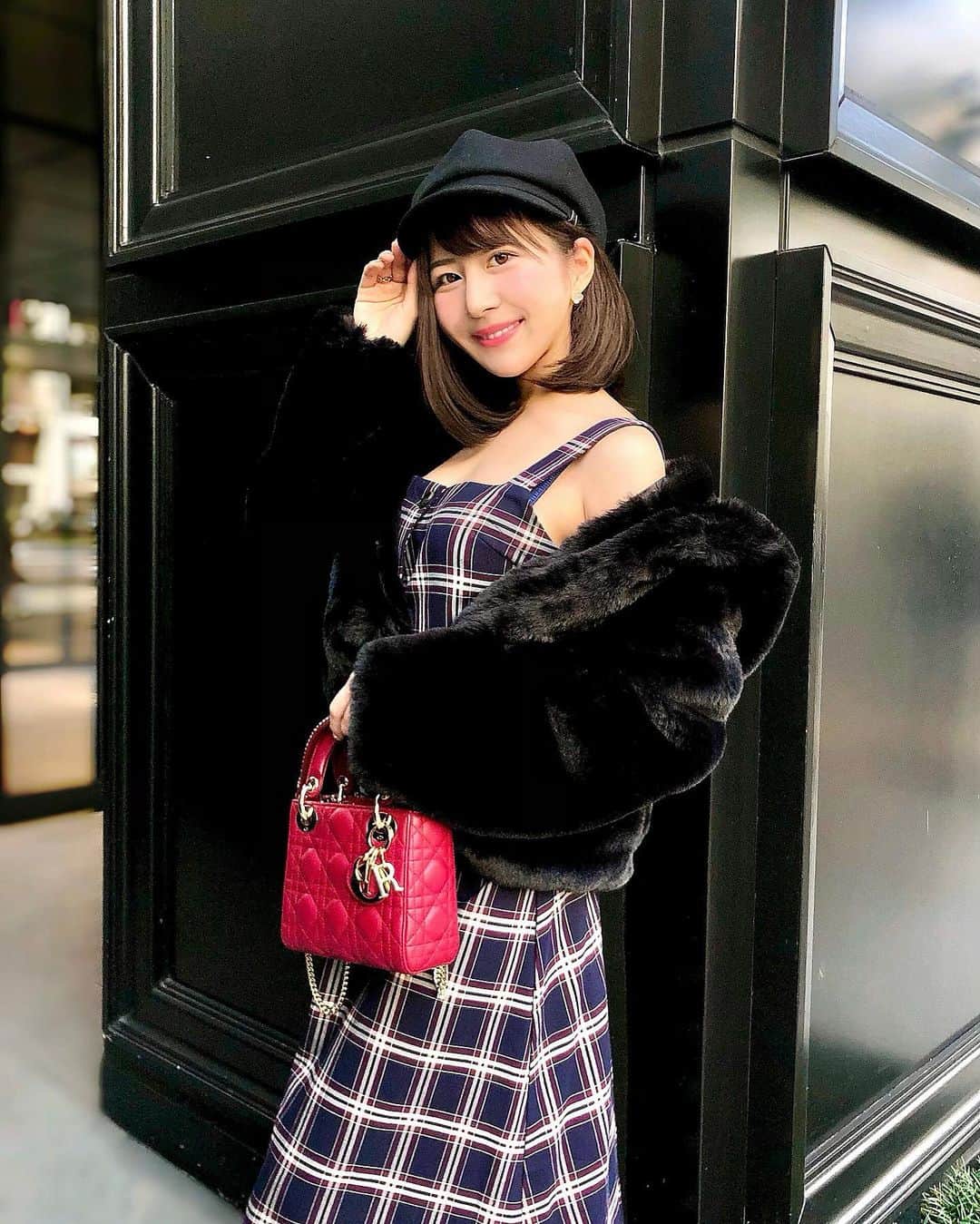 のインスタグラム：「❤️🐕‍🦺🐾 𝑩𝑳𝑨𝑪𝑲  𝑹𝑬𝑫 おはようございます😊 . 今日はレトロモードなコーデ❤︎ どう…？？似合うかな？ . ノースリーブワンピースでも大丈夫なくらい ボリュームのある𝑭𝒂𝒖𝒙 𝒇𝒖𝒓 のコートが とてもあたたかいです🥰🧥 . 手触りもふわふわで気持ちいい♪ . フードが付いてるのでカジュアルダウンして 華やかになり過ぎないところも好き❤️ . . ワンピースにもパンツにも合いそうです✨ . @rienda_official のWeb限定商品なので 気になる方はOnline shopをチェック🍒 . . 今日も一日頑張りましょう！❤︎ . Coat：#rienda #リエンダ Hat：#ca4la #カシラ Bag：#dior #ディオール . . #ootd #今日のコーデ #きょコ #レトロモード #ファーコート #フォーファー #フェイクファー #気分は #セレブ #もこもこアウター #アウター #riendaアンバサダー #pr #ブラックコーデ #チェックワンピース #チェック柄 #大人可愛い #モード系女子 #モード系ファッション #レトロコーデ #あったかコーデ #冬コーデ #winter2020 #2020冬」