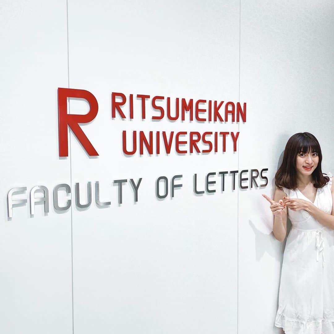谷口萌衣子のインスタグラム：「いい場所見つけた👀  今更ですが、文学部です〜！ 地域研究学域！🗺📍  分かってはいたけど、高校の地理と大学の地理は全然違ってて、1回生の頃、凄く苦労しました。今でもまだまだ分からない事の方が多いけど(T . T)  文学部は、何の役に立つん！？みたいな授業も多いけど、全部知識がつながっていくのが面白いなーって4回生になって思えます。  #ミスキャンパス立命館 #prぽくなってしまった」