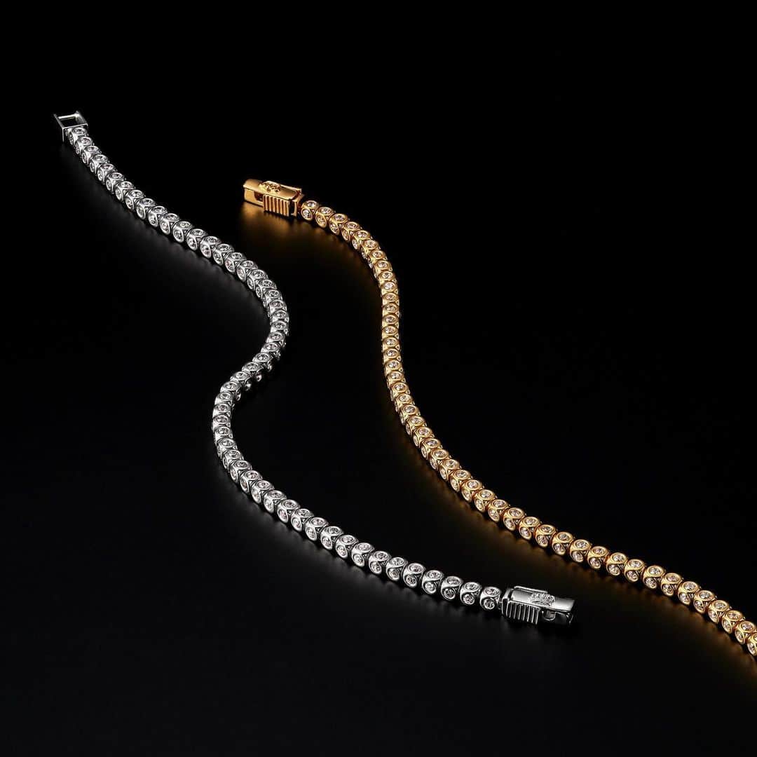 ジャスティンデイビスのインスタグラム：「“RADIANCE” Bracelet ⠀ 正面、側面の3面に限りなくストーンをセットした ラディエンスブレスレット、どの方向から見ても眩い煌めき が美しいストーンブレスレットの新しいスタイル  ⠀ #justindavis  #ジャスティンデイビス」