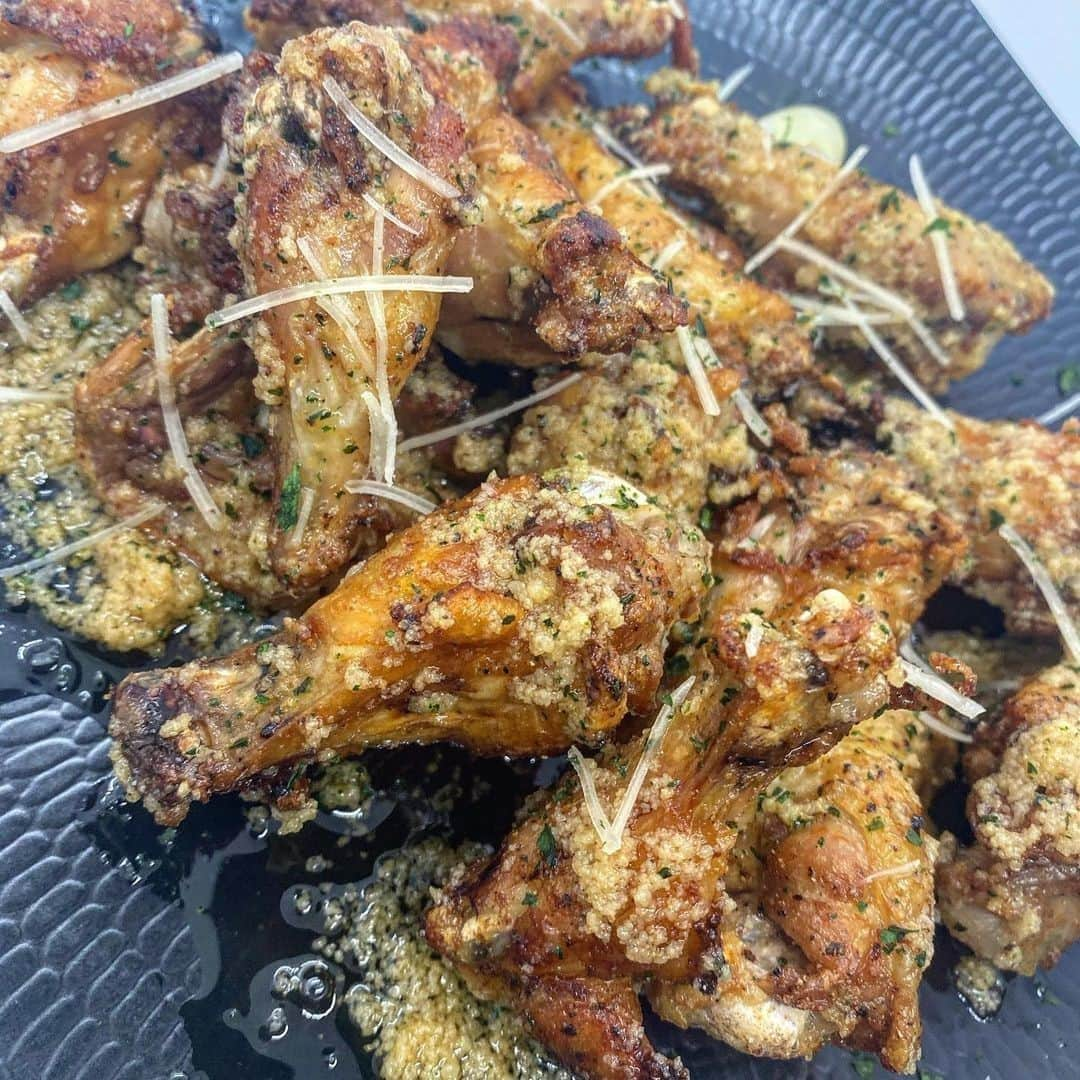 Flavorgod Seasoningsさんのインスタグラム写真 - (Flavorgod SeasoningsInstagram)「Parmesan garlic wings on the menu tonight. 🧄🧀🍗🧈 by @platesbykandt Seasoned with FlavorGod Cajun Lovers Seasoning⁠ -⁠ KETO friendly flavors available here ⬇️⁠ Click link in the bio -> @flavorgod⁠ www.flavorgod.com⁠ -⁠ Probably the one of the easiest sauces you can make when you don’t feel like doing a lot, but still want something good⁠ ⁠ Plus it’s very keto/low carb for the folks that follow that diet.⁠ ⁠ DM @platesbykandt for the full recipe⁠ ⁠ Key Ingredients⁠ • Wings⁠ • @flavorgod Cajun⁠ • @murrayscheese Parmesan⁠ • Butter⁠ • Garlic⁠ -⁠ Flavor God Seasonings are:⁠ 💥 Zero Calories per Serving ⁠ 🙌 0 Sugar per Serving⁠ 🔥 #KETO & #PALEO Friendly⁠ 🌱 GLUTEN FREE & #KOSHER⁠ ☀️ VEGAN-FRIENDLY ⁠ 🌊 Low salt⁠ ⚡️ NO MSG⁠ 🚫 NO SOY⁠ 🥛 DAIRY FREE *except Ranch ⁠ 🌿 All Natural & Made Fresh⁠ ⏰ Shelf life is 24 months⁠ -⁠ #food #foodie #flavorgod #seasonings #glutenfree #mealprep #seasonings #breakfast #lunch #dinner #yummy #delicious #foodporn」11月26日 9時01分 - flavorgod