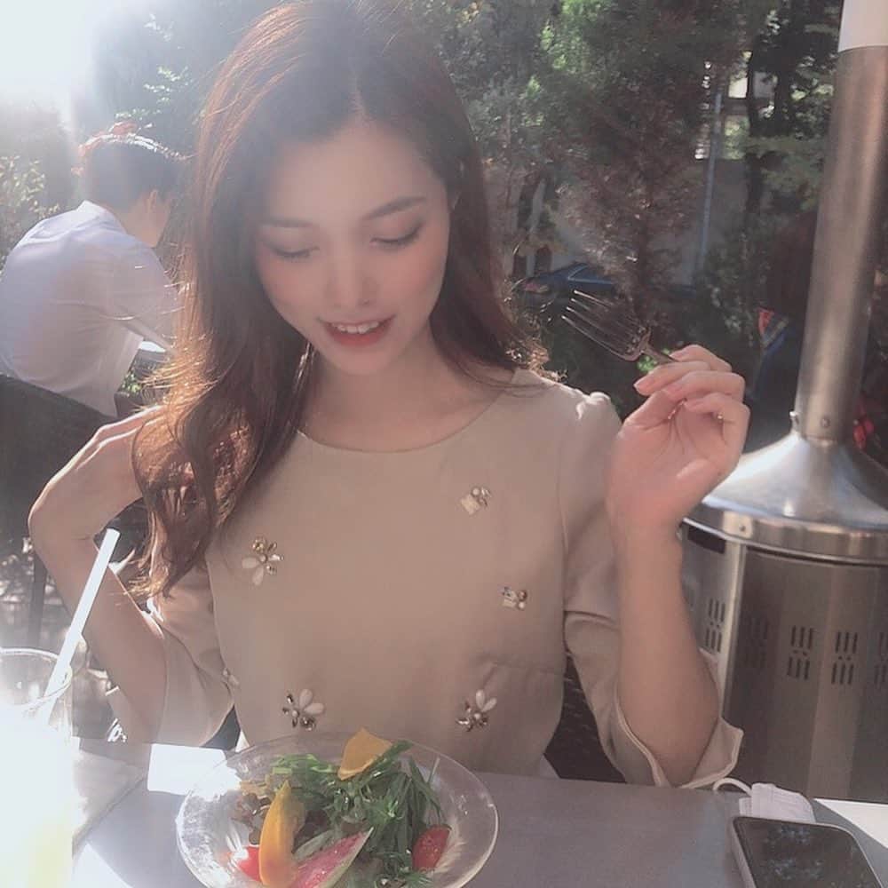 Laraのインスタグラム：「きっと今年のテラスランチはもう最後だね〜⸜(๑⃙⃘'ᵕ'๑⃙⃘)⸝⋆*」