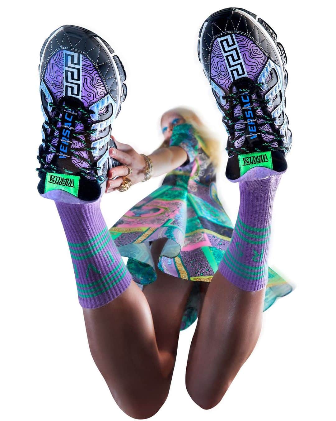 ジャンニヴェルサーチさんのインスタグラム写真 - (ジャンニヴェルサーチInstagram)「Feet first - brand new shades of the #VersaceTrigreca sneaker are available now at the link in bio.」11月26日 9時03分 - versace