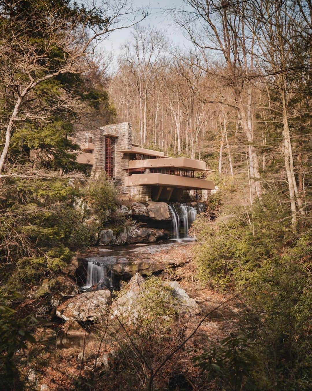 エミリー・デ・レイヴィンさんのインスタグラム写真 - (エミリー・デ・レイヴィンInstagram)「Wanted to show y’all our new house!! Kidding!🤣 but omg #DREAMS !!! Massive Frank Lloyd Wright fan, & this house is epic. So incredibly designed & truly is one with nature.   📷 @eb.photogeography  #fallingwater #franklloydwright #architecture #prairieschool #rvlife #roadteip #lifeontheroad」11月26日 9時13分 - emiliede_ravin