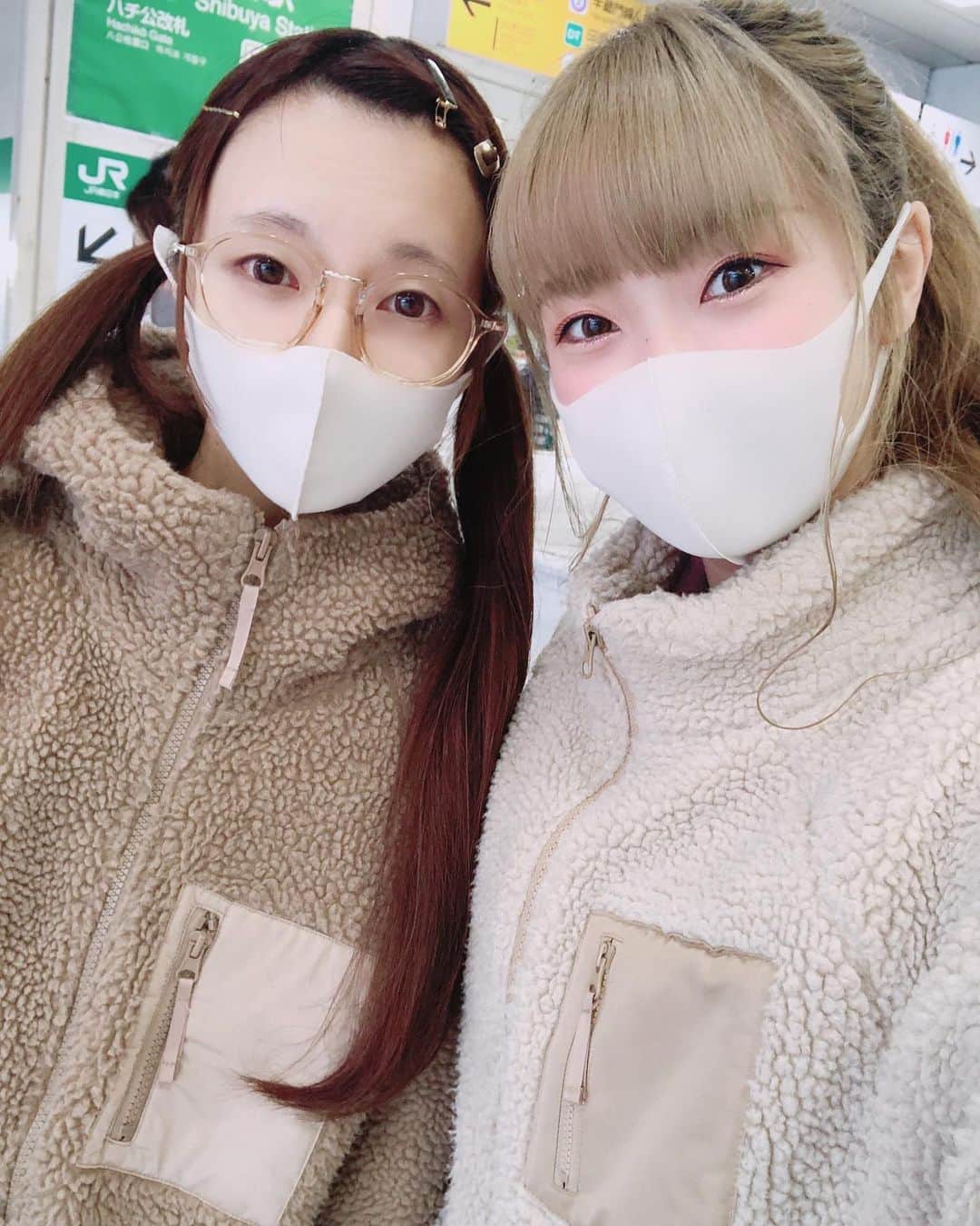 茉里のインスタグラム：「みづきとはだいたい打ち合わせしてないのにどこかしらかぶってること多い 全然系統違うかったけど、最近めちゃくちゃみづきの影響受けまくってて、この上着もみづきに選んでもらったやつw」