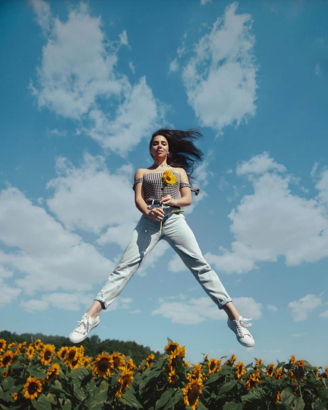 Katy Esquivelのインスタグラム：「“Si quieres volar, deshazte de todo lo que te lleva hacia abajo”  Escuché esta frase mil veces y hoy realmente siento en el corazón lo que significa:  Los últimos años de mi vida me encontré rodeada de energía negativa, de críticas crueles que me creaban complejos, de inseguridades, infelicidad, mentiras, frustraciones y mucho más. Todo ocultado por la foto bonita de Instagram que hasta me engañaba a mí misma y me hacía pensar que era feliz. Estaba sin rumbo y hasta el día de hoy aún me está costando recobrarlo, pero poco a poco voy progresando.  Me mudé a una ciudad que ni en mil años pensé vivir y esto terminó siendo el botón de “refresh” más importante en mi vida. Cambió mi perspectiva de ver amistades, trabajo y mi relación conmigo misma. Me deshice de todo lo que no me sumaba y me dediqué a hacer cosas porque me gustaban y no porque buscaba obtener algo a cambio... y saben qué? Me siento plena!  Hoy tal vez necesite un trampolín para literalmente volar por unos segundos, pero ahora sé que solo me necesito a mí misma para ser feliz.  Pd. Mira el último slide para ver el BTS!   Shot by @david_maman」