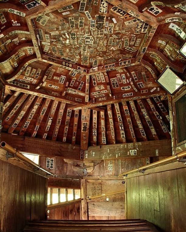 Rediscover Fukushimaさんのインスタグラム写真 - (Rediscover FukushimaInstagram)「Sazaedo Temple, a mysterious and rare temple with a double helix staircase!✨  The walls and ceiling of Sazaedo Temple are plastered with ’senjafuda’ (千社札) which were originally stuck on by visitors who made a pilgrimage to the temple.😇(Today this practice had been discontinued.) 🚫  Back in the day, each family had their own family senjafuda that they would bring when they came to pray, it signified a pilgrimage or visit to a temple. At the temple they paid a set fee that granted them a special stamp of approval and the permission to paste their family senjafuda in the temple. 😚⛩🎎✨  Originally they were made from wood, however, during the Edo-period wooden placards were replaced by paper with letters that were printed from wood blocks in the same traditional style as ukiyo-e prints were made.😀💕  Read more on our Facebook page: Travel Fukushima Japan  and on our website:  https://fukushima.travel/destination/sazaedo-temple/157   🏷 ( #Fukushima #FukushmaTrip #VisitFukushima #FukushimaTravel #Fukushimagram #Sazaedo #SazaedoTemple #Japan #History #TraditionalJapaneseHistory #Senjafuda #architecture #architecturephotography #JapaneseArchitecture #ArchitectureMagazine #DoubleHelix #DoubleHelixStructure #InterestingBuildings #WorldWonders #NationalGeographic #AncientHistory #Bhuddisn #BhuddistTradition #Temple #JapaneseTemple #JapaneseSpirituality ＃会津さざえ堂　#会津さざえ堂はすごい　＃会津　＃千社札 　 )」11月26日 9時20分 - rediscoverfukushima