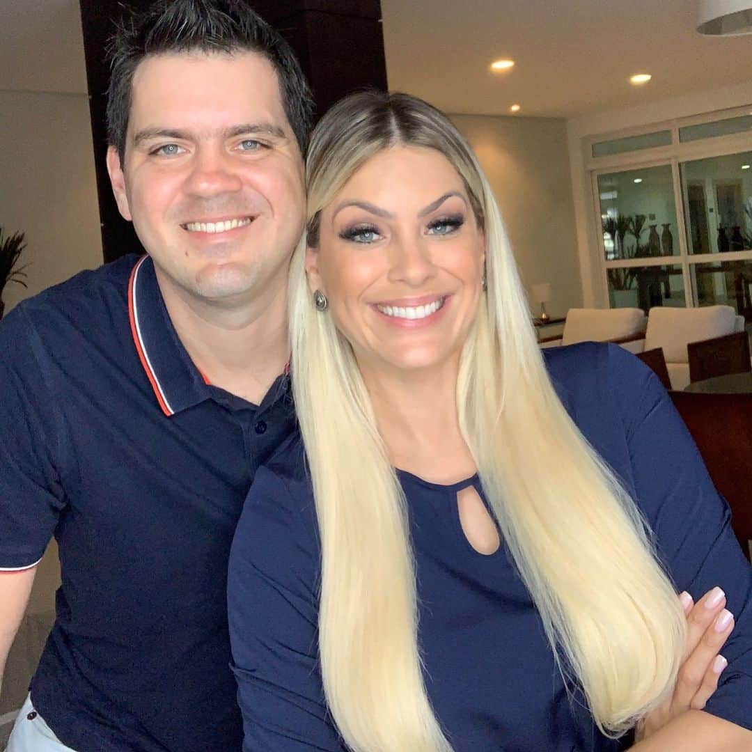 レナータ・ファンのインスタグラム：「Hoje é o dia dele!!! @rafaelfan Meu irmão, amigo, parceiro de trabalho e a pessoa mais correta, leal e firme que conheço! Um Colorado alucinado e argumentativo e alguém que amo do tamanho do Universo!!!!! Seja feliz sempre e comemore muito! Parabéns!!!! ❤️😍🎁👏🏻👏🏻👏🏻👏🏻😘🎈🎈🎈🎈✨」