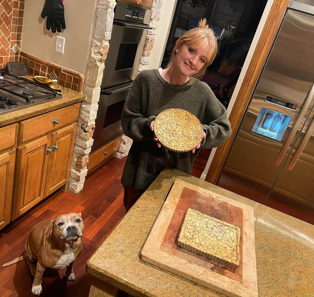 ウエストコーストチョッパーズのインスタグラム：「Passing the Almond Tart torch!   Showed my 16yo Sunny Lee James how to bake my World Famous(in my own world) Almond Tart! She nailed it on the first try. Cinnabun approves also.  Sucks we gotta wait till tomorrow to try it. I sure do love my baby girl!   Side Note: I baked this several years ago on The Martha Stewart Show.  If you want the recipe. It’s on marthastewart.com 👍🏽  #jessejames」