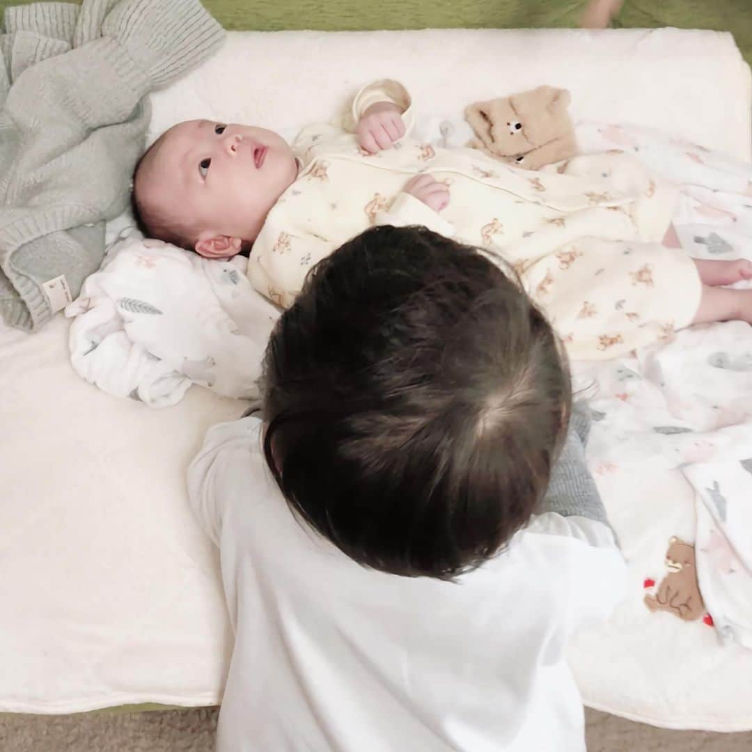 mariomi324のインスタグラム：「しょうこ🏡にお邪魔しました✨ お兄ちゃんにいいこいいこしてもらってご機嫌だった次女ちゃん💕 お姉さまたち、抱っこしてくれてありがとう🥰 にしても、外面のいい次女😂 ♡ ♡ ♡ ♡ #生後1ヶ月 #0歳 #女の子ベビー #babygirl #女の子ママ #姉妹ママ #イブル #アプレレクール #ロンパース #プティマイン #petitmain #ベビー用品 #ベビーグッズ #赤ちゃんのいる暮らし #赤ちゃんのいる生活」