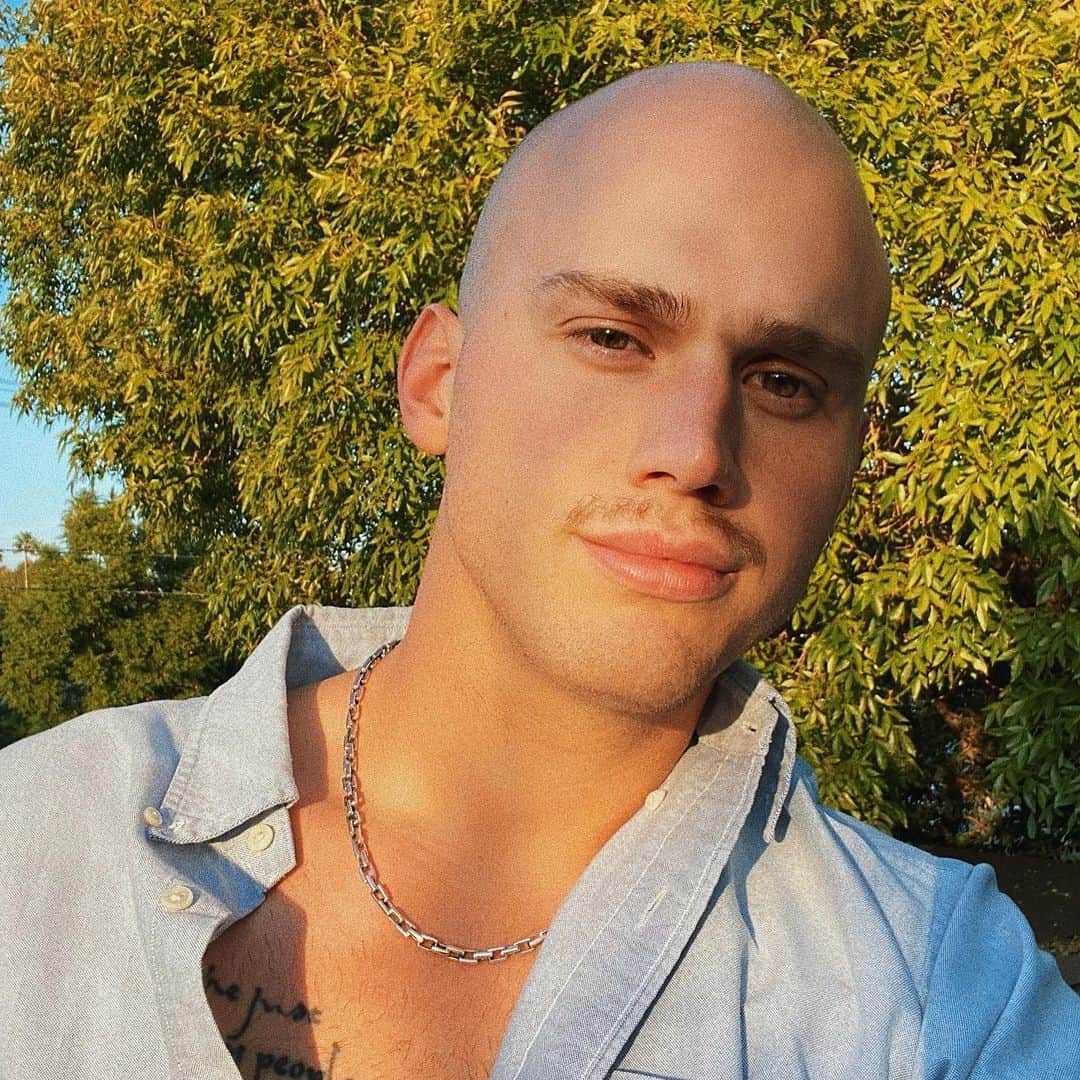 ブランドン・シェイアのインスタグラム：「I got an EP coming in January 😏」