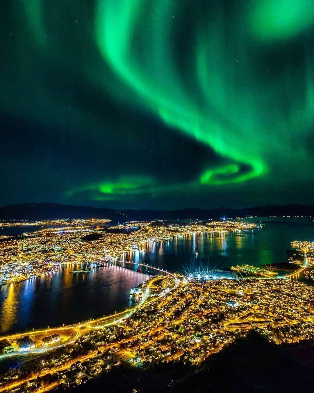 Padgramさんのインスタグラム写真 - (PadgramInstagram)「Northern lights in Norway 💚 Courtesy of @vegasti1 📍Tromsø, Norway 🇳🇴 #pgdaily #pgstar #pgcounty #northernlights #planetgo #planet #planetearth #amazing #awesome #norway🇳🇴」11月26日 9時26分 - planet.go