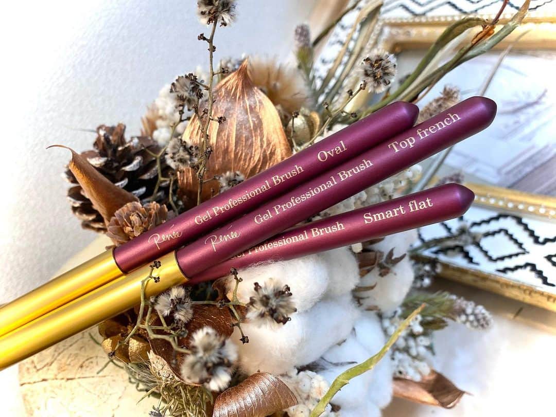 埜藤理恵のインスタグラム：「ついに、、、♡ ﻿オーバルブラシに続き﻿ Renée Gel Professional Brushシリーズから 究極のジェルフレンチができる﻿ ブラシが完成しました✨✨✨✨﻿ ﻿  Top frenchは﻿ フレンチカーブがガタガタにならず﻿ スルッと作れるブラシの滑らかさ、厚み﻿ しなやかさにこだわりました✨﻿ ﻿ Smart flatは﻿ フレンチラインにガタつきができたときや﻿ ミリ単位での細かな修正ができる﻿ コシがあり簡単に拭い取ることができる﻿ バックワイプブラシ﻿ 更に、細かいフラワーアートにも最適です！﻿ ﻿ ﻿約1年間、工場を見直したり 何度も作り直してもらって やっと理想のブラシが できました😢 とにかく﻿ とーってもこだわってます！！！✨﻿ ﻿ とりあえず Top frenchとSmart flatは 工場から届いたばかりで﻿ まだどこで発売するかも何かも﻿ 決まってませんが﻿ すぐお披露目したくて✨😂﻿ また発売日や販売先など決まれば﻿ 詳細お知らせします✨﻿  今すでに発売されているオーバルブラシは とてもたくさんの方に愛用していただいているみたいで ネイルショップ様からもたくさん追加発注 いただいておりとても嬉しいです✨🙇🏻‍♀️ ありがとうございます！！」