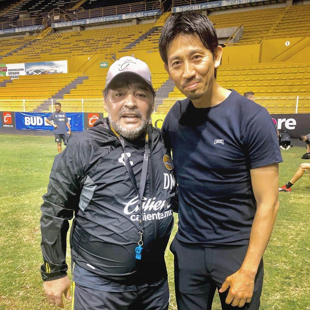 百瀬俊介のインスタグラム：「Fue Ídolo de fútbol, Fue ídolo de todo mundo usted, DIEGO ARMANDO MARADONA 🇦🇷 Solo te quiero decirte Gracias por tu cariño, サッカー界、世界のレジェンド『マラドーナ』さんの悲報が届き衝撃な深夜2時でした。 @katoken_jsa と一緒にメキシコに渡りあなたに逢いたいという一人の男の夢を叶える為ならと快く僕らを受け入れてくれた器の大きさは今でも忘れません。 あなたをマネジメントするスタッフ、当時監督として指揮していたドラドスのクラブ関係者、逢うことを叶えてくれた全ての方々に改めて御礼を伝えたい。 メディア嫌いで有名と言われ続けた印象は逢えたときにそれは誤解なんだと確信できた瞬間でもありました。 サッカーを誰よりも愛して何事にも全力投球の姿も見ることができました。 そして人としての温かさを目の当たりにできたことが何より嬉しかったです。 書きたいことはたくさんあるけど人の印象、噂、見た目はあくまでもイメージでしかなくその人を知るならその本人に会うことが一番だということも教えてくれました。 あなたのような偉大な方に逢えたことを誇りに思います。 そして心よりご冥福をお祈りします。 Gracias mi ídolo,  #maradona #diego #gracias #idolo #ご冥福をお祈りします」