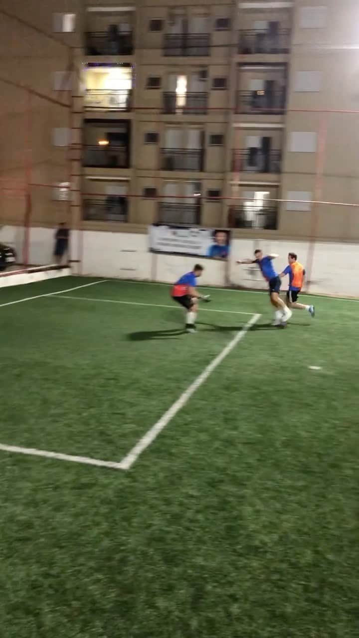 アレッサンドロ・ローザ・ヴィエイラのインスタグラム：「Hoje foi dia da pelada de fim de ano @tempermax_sorocaba -   Foi gol? ✅  Ahhhh mas o zagueiro...  Ahhhh mas a bola...   Gol é gol 🥅」