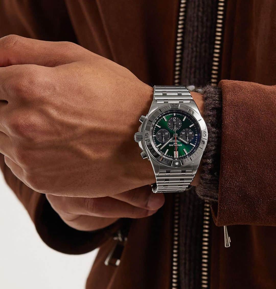 MR PORTERのインスタグラム：「@Breitling’s revamp of the Chronomat earlier this year was widely acknowledged as a storming success, bringing a more sophisticated air to the range (thanks in no small part to the characterful “Rouleaux” bracelet). It makes perfect sense, then, to see a British racing green-dialled Bentley edition as part of the collection – the latest Continental GT pulled a similar trick. Billed as “an all-purpose watch for your every pursuit”, the Chronomat might have begun life as a pilot’s watch, but has evolved into a stylish all-round chronograph. Tap the link in bio to read more. #MRPORTERwatches」