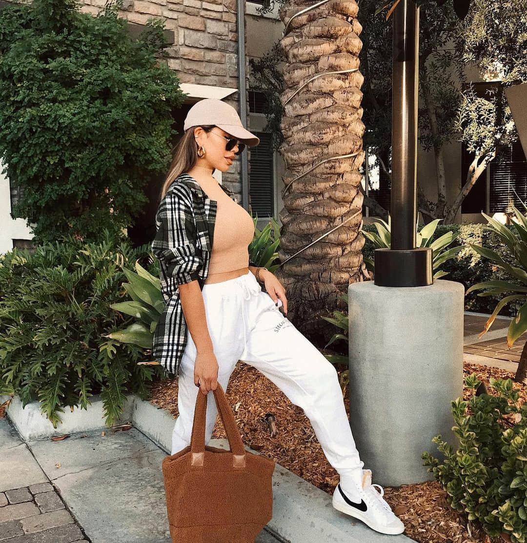 iluvsarahiiさんのインスタグラム写真 - (iluvsarahiiInstagram)「My casual attire is still going strong👌🏼 _________________________________ Flannel @misslolaofficial  Top @zara  Sweats and bag @misslolaofficial  Sneakers @nike」11月26日 9時37分 - iluvsarahii