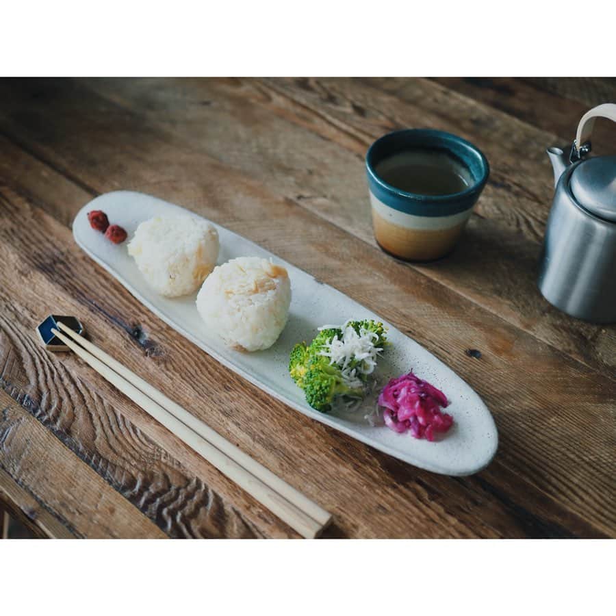 高山都さんのインスタグラム写真 - (高山都Instagram)「干し貝柱と新生姜とお揚げ、新米で炊き込みご飯を作ったら、とても美味しかった。 小さくおにぎりにして長皿に。 お皿も湯呑みもお茶も、明日から始まる #美食姿展 で置いてるもの。 長皿は @3rd_ceramics  しましまは @rokuroboys  お茶は @en.tea  今日は夜から、二子玉川、代官山、中目黒の3店舗の蔦屋書店さんで設営です。 がんばるぞー。 #高山都の美食姿 3.4の発売日まであと1日！ いろんなことが加速してる。 お知らせたくさんになりますが、よろしくお願いします。」11月26日 9時37分 - miyare38