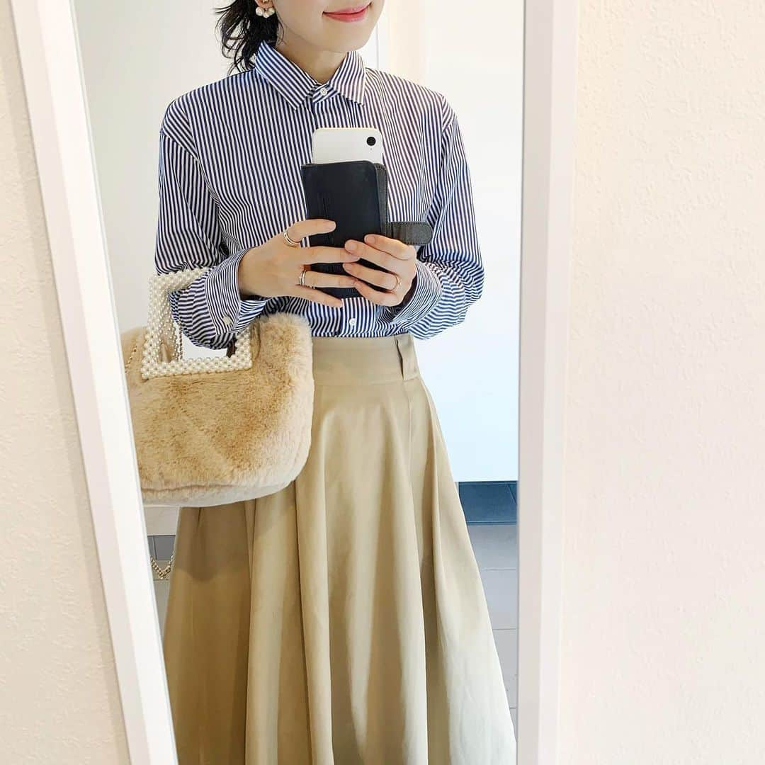 ririiiiii58さんのインスタグラム写真 - (ririiiiii58Instagram)「°˖✧  ＋𝐉 ///  @uniqlo × @jilsander = #plusj の シャツ✓  メンズと迷って迷って 全然知らないおば様も一緒に迷って ウィメンズに☺︎  背中のストライプも好き！♥  #uniqloplusj  #uniqlo  #uniqloコーデ  #ストライプシャツ  #164cmコーデ  #ジルサンダーコラボ」11月26日 9時40分 - ririiiiii58