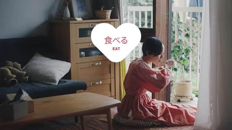 神崎れなのインスタグラム：「【🍲ご報告🌷】﻿ ﻿ やっとこさやっとこさご報告です🤟🏻﻿ 味の素CM 「食べる、寝る、運動する」篇にチラッとですが出演しております。﻿ このようなご時世、その３つがとても大事になると思うので、私も日頃心がけたいなと思います🍲😴🤾🏻‍♀️﻿ ﻿ 美術も衣装も本当にかわいかったので🙈上手く世界観を共有することができたと思っています✊🏻シーンでガパオライスを食べてますがガパオライスも本当に美味しかったです😋（撮影後に自分で作ってみました笑）﻿ ﻿ インスタ最近色々新しくなってるのに、URL載せても開けない問題はまだ続いてるみたいですが念のため載せておきます🙏🏻Twitterにも載せましたのでそちらからだと飛べます✈️笑﻿ 凄くナチュラルな映像になってるのでよかったらぜひ見てみてください🌷﻿ ﻿ https://youtu.be/0FGpyyzqzVM﻿ ﻿ #味の素﻿ #CM﻿ #味の素cm﻿ #神崎れな﻿」