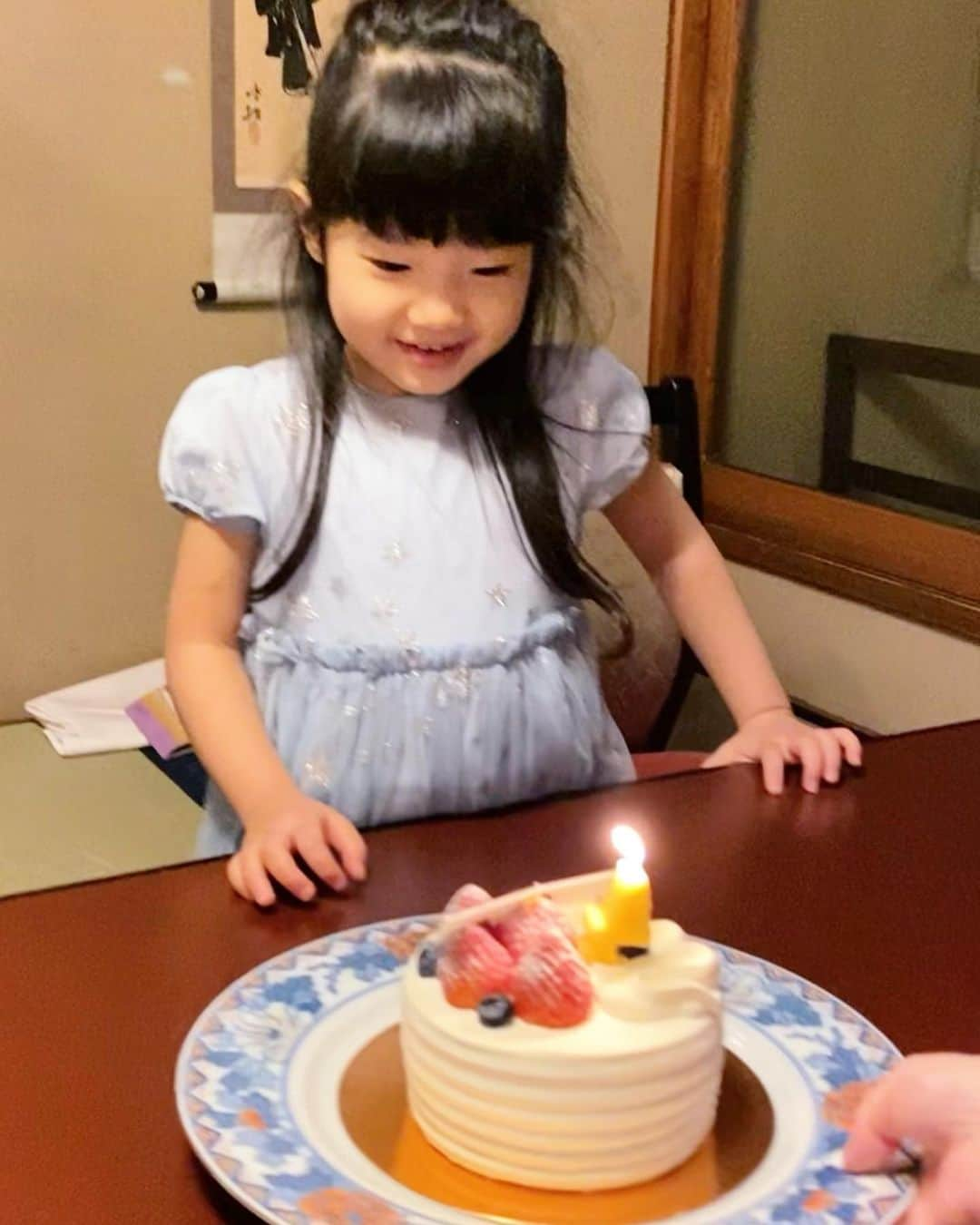 廣瀬規子さんのインスタグラム写真 - (廣瀬規子Instagram)「４歳のお誕生日、おめでとう㊗️ ・ あっという間の４歳。 そして、ママになってから、あっという間の4年。 ・ 貴女が居てくれるから、 鈍感力がどんどん身につくし、 貴女が居てくれるから、 そりゃあ大変な事だっていっぱいあるけれど、 生きてる事が嬉しくなる。 ・ 貴女が居てくれるから、 もっともっと、肩の力を抜いて、 楽しく生きていきたいって思える。 ・ 笑ったり、怒ったり、泣いたり、 叫んだり、思いっきりはしゃいだり、喜んだり、、、 お互い忙しい毎日だけど、 全然至らないママでごめんねと、 心の中で度々思っているけれど、 どんな時だって、貴女が大切で、 大切で、、、大好きです。 ・ よくぞこのポンコツママの元にやって来てくれました。 これからも、ポンコツなりに、 ブイブイぶっ飛ばして頑張るからね💪💕 ・ ずっと、ずっと、よろしくね❣️ ・ ・ #４歳 #誕生日 #バラバラバースデーソング🙈💕 #願い事は #お楽しみ🤫😂 #お祝い事はうかいさんが多いですが #やはり安定の美味しさとサービス #とうふやうかい  #大好きな東京タワーの下で」11月26日 9時50分 - noriko_style