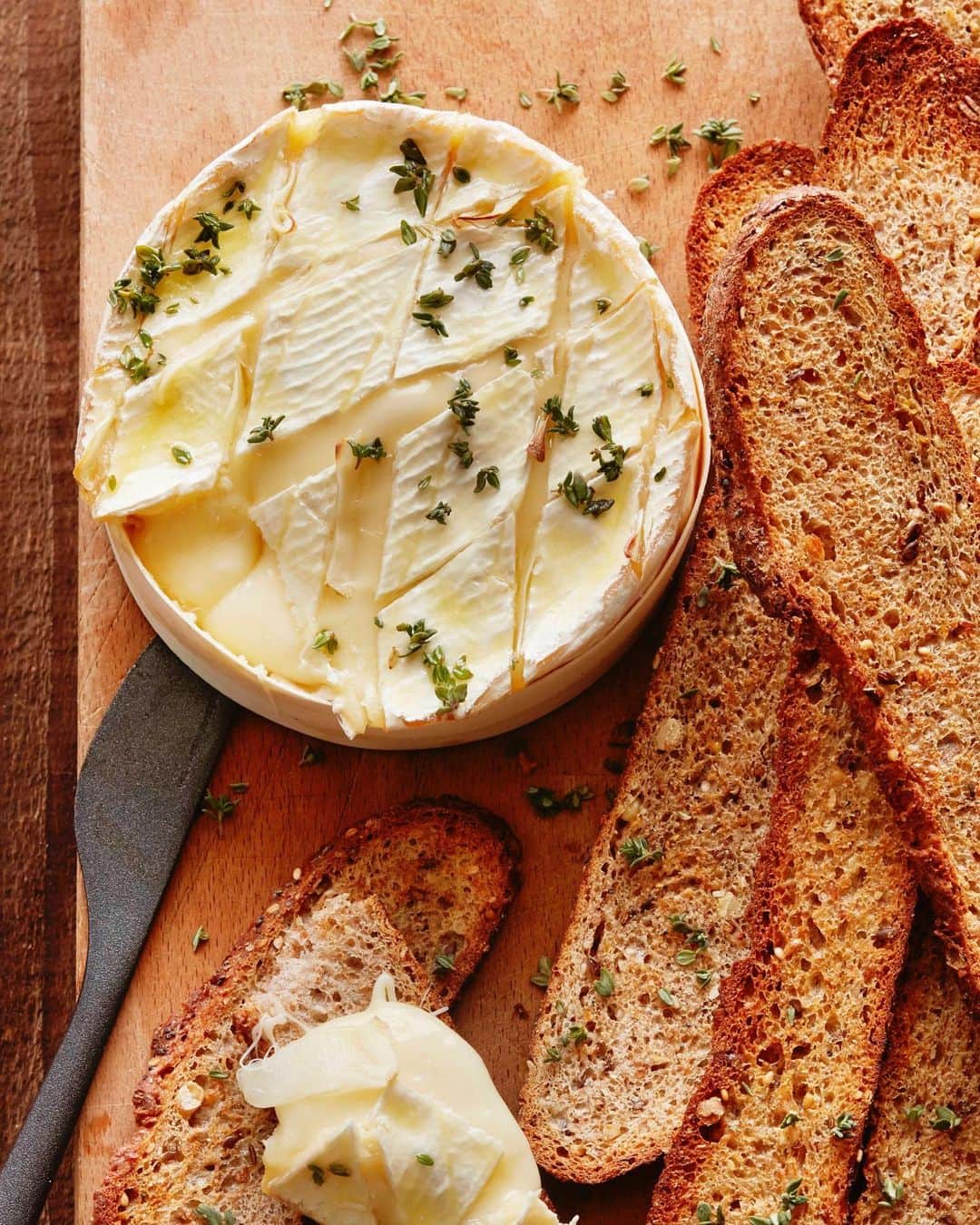 Gaby Dalkinのインスタグラム：「Last minute thanksgiving appetizer: Baked Camembert! Legit just baked/melted cheese you scoop onto a crostini and shove into your mouth! Not mad at it! https://whatsgabycooking.com/thyme-garlic-baked-camembert/」