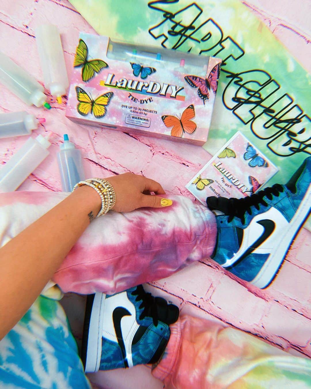 Lauren Riihimakiのインスタグラム：「ITS ✨GIVEAWAY✨ DAY BABY! Enter to win the new Tie Dye Kit, an Art Club Collection Hoodie and a pair of Air Jordan 1 Retro High OG Tie Dyes! (it’s only fitting)  1️⃣ Like This Photo and Follow @laurdiy + @wildtil9 2️⃣ Tag a friend in the comments  Extra Entries!  3️⃣ Repost using #LaurDIYTieDye 4️⃣ Share to your story using #LaurDIYTieDye  . Giveaway closes Dec 6th 12PM PST. Winners will be announced/contacted on Instagram on the day of contest closing. Ages 13+ and worldwide entry.」