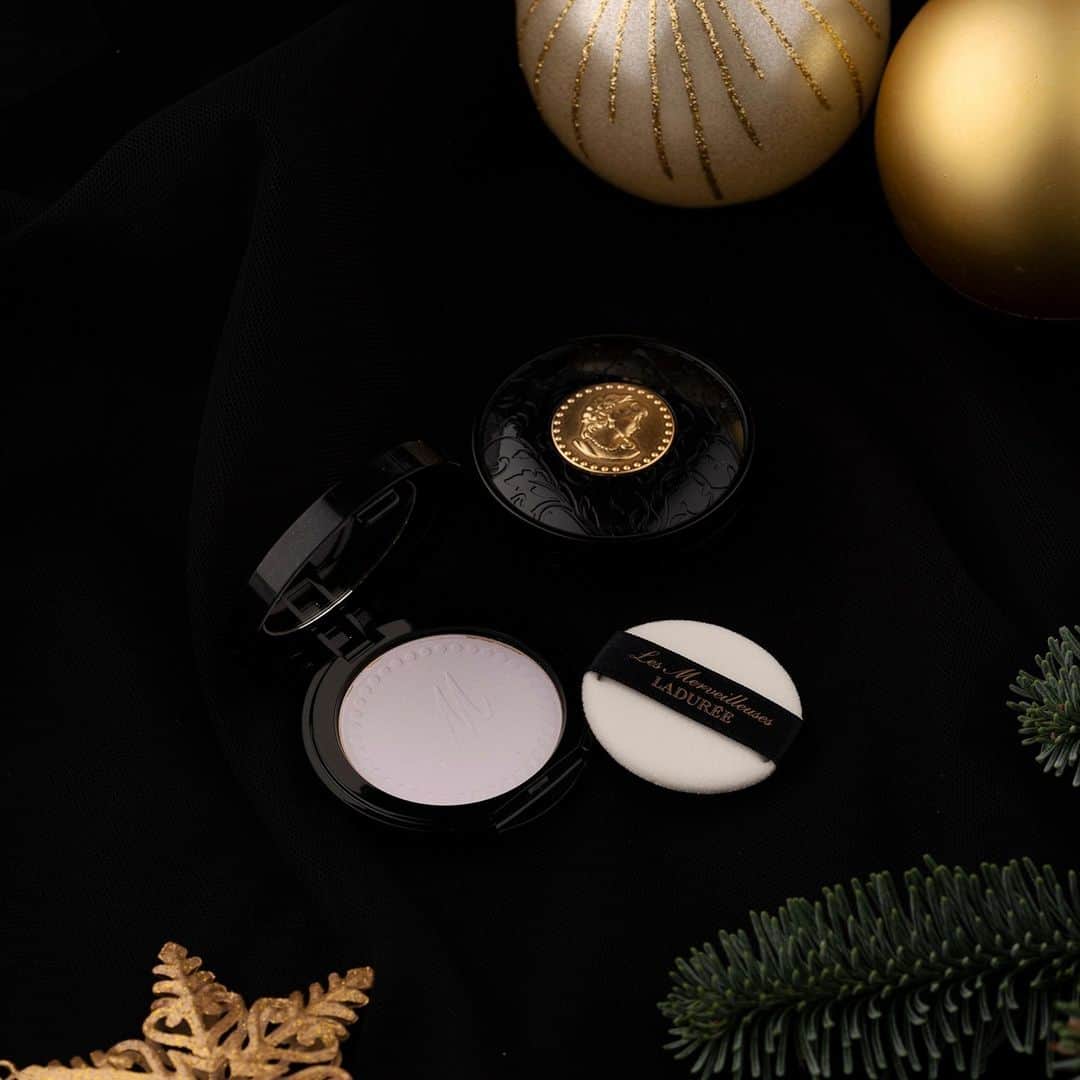 Les Merveilleuses LADURÉEのインスタグラム：「2020 HOLIDAY COLLECTION⠀ 12月4日(金)発売⠀ ご予約承り中⠀ ⠀ 柔らかなラベンダーカラーのフェイスパウダー。⠀ 華やかでいて存在感のある、⠀ パリジャン・シックな漆黒とゴールドの限定デザイン。⠀ 手のひらにおさまる優雅な佇まいのコンパクトは、⠀ メイク時間を至福の時へと演出します。⠀ ⠀ ＜数量限定発売＞⠀ ◆イルミネイティング プレスト パウダー 4,400円(税込)⠀ ⠀ オンラインショップでもお求めいただけます。⠀ 詳細は公式サイトをご覧ください。⠀ ⠀ #lesmerveilleusesladurée #laduree #lmladuree #ladureemakeup #レメルヴェイユーズラデュレ #メルヴェイユーズ #ラデュレ #ラデュレコスメ #チーク #cheek #クリスマス #クリスマスコフレ #ホリデーコレクション #holidaycollection #冬コスメ #花びらチーク　#限定品 #クリスマスコフレ2020 #クリスマスプレゼント #ギフト #自分へのご褒美 #ローズラデュレ #リミテッドエディションローズラデュレ #イルミネイティングパウダー #花弁チーク」