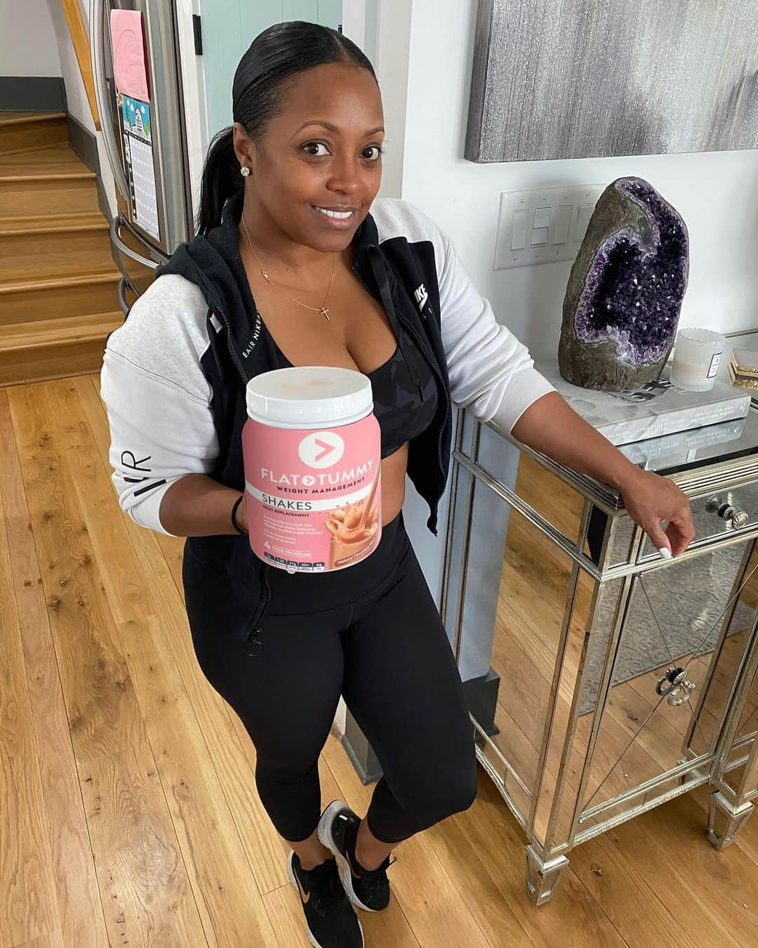 ケシア・ナイト・プリアムのインスタグラム：「New Look, Same Great Results! @flattummyco new weight management shakes look amazing! They taste delicious and really kick those results into high gear! Better stock up right now while the entire site is 30% off for Black Friday! #ad」