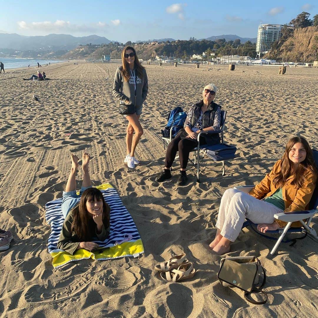 ヘザー・マクドナルドのインスタグラム：「Family beach day in #santamonica I am wearing my sweatshirt “Finally Someone Gets Me” on my website!  I hope you all have a nice #thanksgiving Enjoy an all new #juicyscoop up at midnight!」