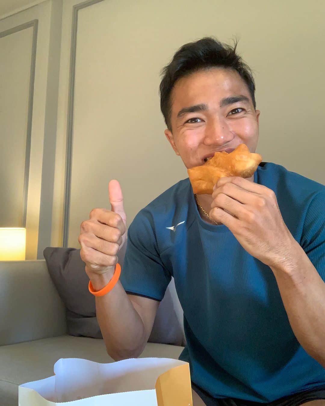 チャナティプ・ソングラシンのインスタグラム：「กักตัวเหงาๆก็มีปาท่องโก๋ยักษ์จาก KANOM สาขา HUGS Building ถ.สารสินมาเซอร์ไพรส์ ผมว่าที่นี่ปาท่องโก๋เขาเด็ดสุด กินตอนเช้าฟินระดับ10 จะว่าไปร้านนี้ก็เพื่อนบ้านร้านกาแฟ Mikka ของผมที่เปิดตึกนี้กลางเดือนหน้า ช่วงนี้พักแข่งผมชงกาแฟเอง ใครไปวิ่งสวนลุมหรืออยู่แถวนั้นแวะมาทักทายได้นะครับ🙏🏽❤️」