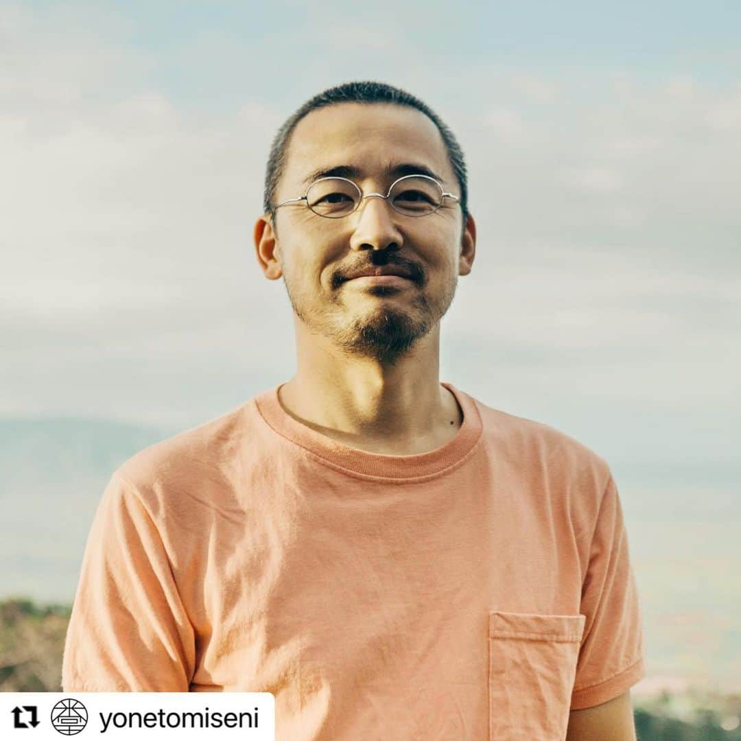 コーヘンさんのインスタグラム写真 - (コーヘンInstagram)「#Repost @yonetomiseni with @make_repost ・・・ TALK SESSIONライブ配信のお知らせ﻿ ﻿ 現在期間限定でオープンしているYONETOMI FACTORY STOREに合わせて、本日19:00〜世界中から「これこそは」と言える定番商品を集めたセレクトショップ「THE SHOP」を手掛ける﻿ THE株式会社米津氏、THISISASWEATER.のウェブやカタログなどのデザインのディレクションを担当するデザイン会社アカオニ代表小板橋氏を迎えたトークセッションのライブ配信を行います。﻿ ﻿ ぜひご覧ください。﻿ ﻿ ※無観客での配信となります。会場へのご来場は出来ませんのでご了承ください。﻿ ﻿  ﻿ ﻿ ■TALK SESSION(ライブ配信)﻿ ﻿ 11月26日(木)　19：00～20：30﻿ テーマ：ORDINARY「ふつうなもの」とセーターについて﻿ ゲスト：THE米津雄介×akaoni小板橋基希×米富繊維大江健﻿ ﻿ ライブ配信が開始しましたら下記URLよりご覧いただけます。﻿ https://youtu.be/k_imK4UKjME﻿ ﻿ ﻿ ■ゲストプロフィール﻿ ﻿ 米津 雄介(よねつ ゆうすけ)﻿ ﻿ THE株式会社 代表取締役／プロダクトマネージャー﻿ 2012年の創業直後からTHEの商品開発や生産に関わるプロダクトマネジメント全般と事業計画を担当。2015年3月に代表取締役社長に就任。﻿ ﻿ ﻿ 小板橋 基希(こいたばし もとき)﻿ ﻿ アカオニ代表　アートディレクター・デザイナー﻿ 2004年にデザイン会社アカオニ設立。日常に潜む、皆の意識の境界にある幻想のようなものを愉快な形にすることを目標に、山形市にて「アカるくすなオニ」営業中。﻿ ﻿ ﻿ 大江 健(おおえ けん)﻿ ﻿ 米富繊維株式会社代表取締役社長﻿ 2007年家業の老舗ニットメーカー米富繊維株式会社に入社し、ニットテキスタイルの企画開発に携わる。2010年COOHEMを、そして2020年10月THISISASWEATER.を立ち上げた。﻿ ﻿ #yonetomi #theshop #akaoni #talksession」11月26日 10時06分 - coohem