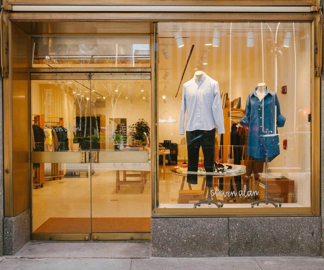 スティーブンアランのインスタグラム：「Our NYC pop-up is open. Earlier this year, we were invited to open a pop-up concept at Rockefeller Center and we were excited about the opportunity to have a NYC store to see you all again. We created this capsule space to be a place where you can escape for a few moments and shop our collection and a selection of our favorite brands. Shop our full collection (and 25% off sale!) in real life at Rockefeller Center. 1250 6th Avenue. #stevenalan」