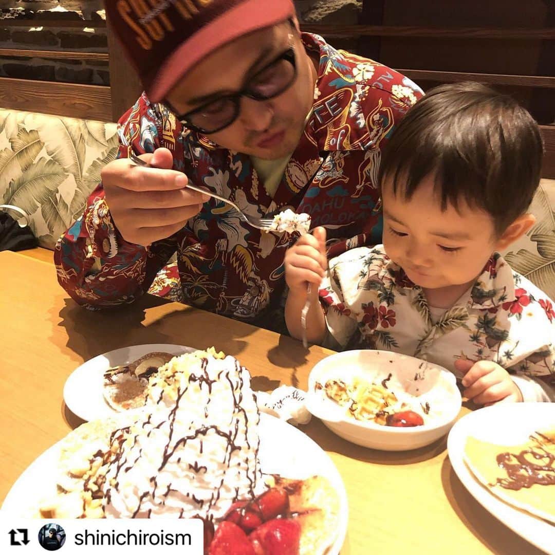 のインスタグラム：「#Repost @shinichiroism 様  ご来店頂きましてありがとうございます😊  また、「 #アロハでエッグスン 」で可愛らしいお写真をご投稿頂きましてありがとうございます☀️🌈  ぜひ、またEggs 'n Thingsでごゆっくりとお過ごしください😆🏝  ============== 【11月30日（月）までの限定キャンペーン】  🌺アロハシャツ🌺を着用し店内でお一人様500円(税別)以上のお食事をご注文のお客様にオリジナルドリンク🥤をプレゼントしています🏄‍♂️  さらに、アロハシャツでお食事を楽しまれている写真を【 #アロハでエッグスン 】と付けてInstagramに投稿すると、「セミオーダーメイドアロハシャツ」や「お食事券10,000円分」を各10名様ずつにプレゼントいたします🌴  ・ムームーなどアロハ柄の物も対象です。 ・アロハシャツはご持参いただき、店内で羽織っていただければ大丈夫です。  ぜひ、アロハシャツを着てEggs ’n Thingsで楽しくごゆっくりとお過ごしください😊 ※Instagramを使っていないお客様はオハナ（スタッフ）がお店のInstagramに投稿します。※投稿された写真は厳選してEggs ‘n Things公式Instagramにてリポストします。  --------- パンケーキやっとハマってきた 店員さんがリトル達に優しかったョ  #ラゾーナ川崎 #アロハでエッグスン  #sunsurf」