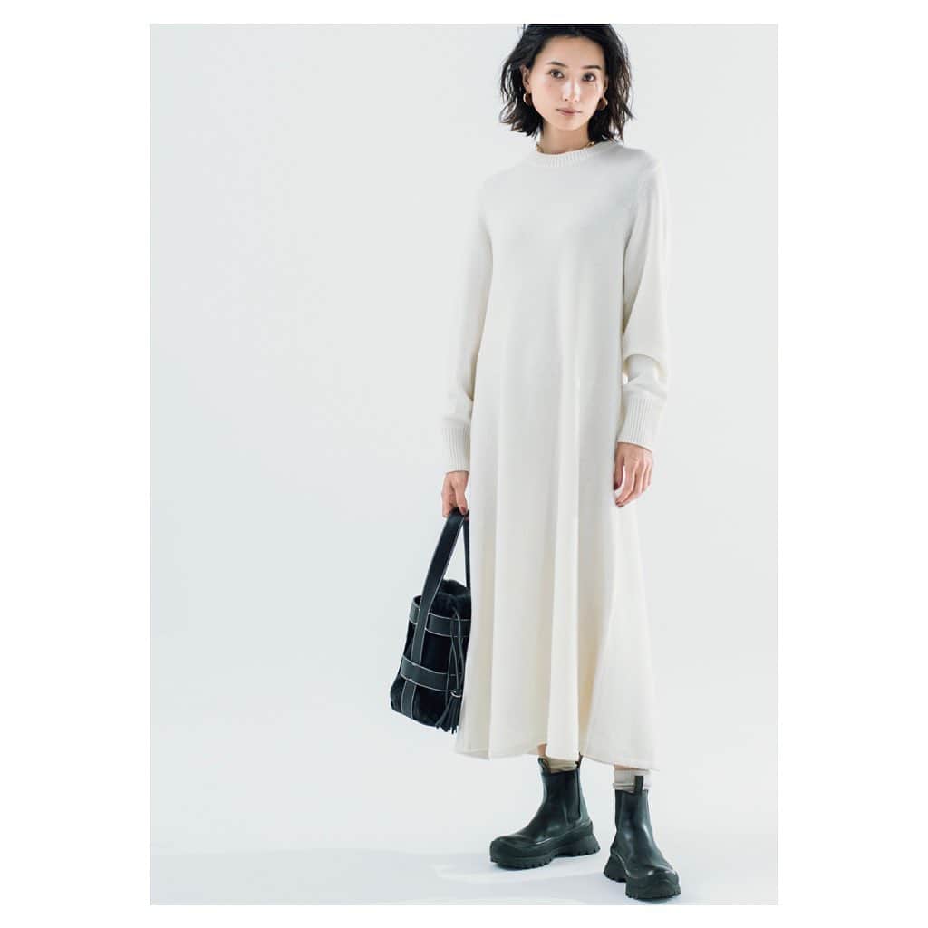 小濱なつきのインスタグラム：「What color gives me . @onwardcrosset  #onwardmag  #white」