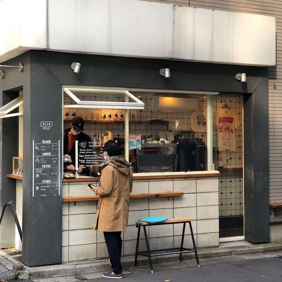 ABOUT LIFE COFFEE BREWERSさんのインスタグラム写真 - (ABOUT LIFE COFFEE BREWERSInstagram)「Good Morning Shibuya!!!😊 We're ready for tasty coffee so rapidly🏃‍♂️💨 Let's start with our coffee☕️✨ We're open until 19:00.  冬らしい寒さを感じるようになりましたねー！ホットラテやドリップコーヒーもおすすめです！ ドリップコーヒーはラインナップも変わったばかりで豆販売も人気ですよ！✌️ 今日もALCBでは安定したクオリティで、素早い提供を心がけています！😊  #aboutlifecoffeebrewers #aboutlifecoffee #onibuscoffee #onibuscoffeenakameguro #ratiocoffeeandcycle #akitocoffee #stylecoffee #specialtycoffee #tokyocoffee #tokyocafe #shibuya #tokyo」11月26日 10時31分 - aboutlifecoffeebrewers