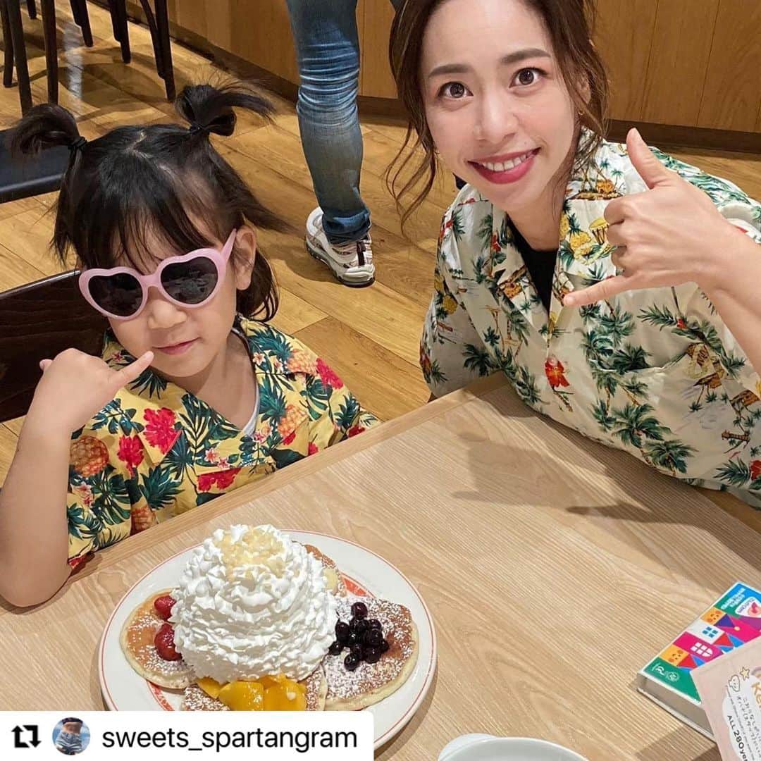 のインスタグラム：「#Repost @sweets_spartangram 様  ご旅行の際に当店へご来店頂きましてありがとうございます😊ぜひ、次はエッグスベネディクトもお楽しみください☺️  また、「 #アロハでエッグスン 」で可愛らしいお写真をご投稿頂きましてありがとうございます☀️🌈  またの機会がございましたらEggs 'n Thingsでごゆっくりとお過ごしください😆🏝  ============== 【11月30日（月）までの限定キャンペーン】  🌺アロハシャツ🌺を着用し店内でお一人様500円(税別)以上のお食事をご注文のお客様にオリジナルドリンク🥤をプレゼントしています🏄‍♂️  さらに、アロハシャツでお食事を楽しまれている写真を【 #アロハでエッグスン 】と付けてInstagramに投稿すると、「セミオーダーメイドアロハシャツ」や「お食事券10,000円分」を各10名様ずつにプレゼントいたします🌴  ぜひ、アロハシャツを着てEggs ’n Thingsで楽しくごゆっくりとお過ごしください😊  --------- 🥚𝙴𝚐𝚐𝚜'𝚗 𝚃𝚑𝚒𝚗𝚐𝚜🥚  こないだの三重旅行では♡ ジャズドリームのEggs'n Thingsも行ったよ♡ こっちには無いから…🥺ずっとこのもりもりクリームのパンケーキに憧れていたのだ🥺🥞 アロハシャツで来店してひとり500円以上飲食したらオリジナルドリンクが貰えると言うキャンペーン中やったから もちろん上着の中にアロハ仕込んで行ったよね😚🤙🏝 チビさん😈アロハ意外と似合ってる🤣 ドリンクは4種類あったけど全部ノンアルで炭酸も無しだったからチビさん😈も飲めたよ😚生パイナップル付き😚🍍  行く前からチビさん😈に画像🥞見せてイメトレしてたから来た瞬間すごい勢いで食べてた🤣🤣🤣パンケーキ3枚も食べたよ🤣  ウェブ上では土日は予約枠❌になってたけど、電話したら予約も出来たしよかった〜🥺💕  キッズ用の取り皿も可愛かった🥰 こんどはエッグベネディクト食べてみたい🍳🍴⑅*॰ॱ  #アロハでエッグスン *:..｡♡*ﾟ¨ﾟﾟ･*:..｡♡*ﾟ¨ﾟﾟ･*:..｡♡*ﾟ¨ﾟ･*:..｡♡*ﾟ¨ﾟﾟ･*:.*:..｡♡*ﾟ¨ﾟﾟ･*:..｡♡*ﾟ¨ﾟﾟ･*:..｡♡*ﾟ¨ﾟ･*:..｡♡*ﾟ¨ﾟﾟ･*:.」