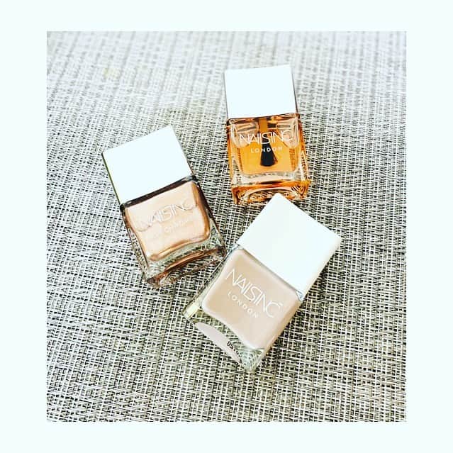 勝恵子のインスタグラム：「今日は晴れました。✨ コロナ以降は、マニュキュア派の私。優れもののマニュキュアに出会えました。 NAILS INC 発色が素晴らしく、なんといっても45秒速乾のトップコート、手放せません！  #nail #nailsinc #nailsinclondon」