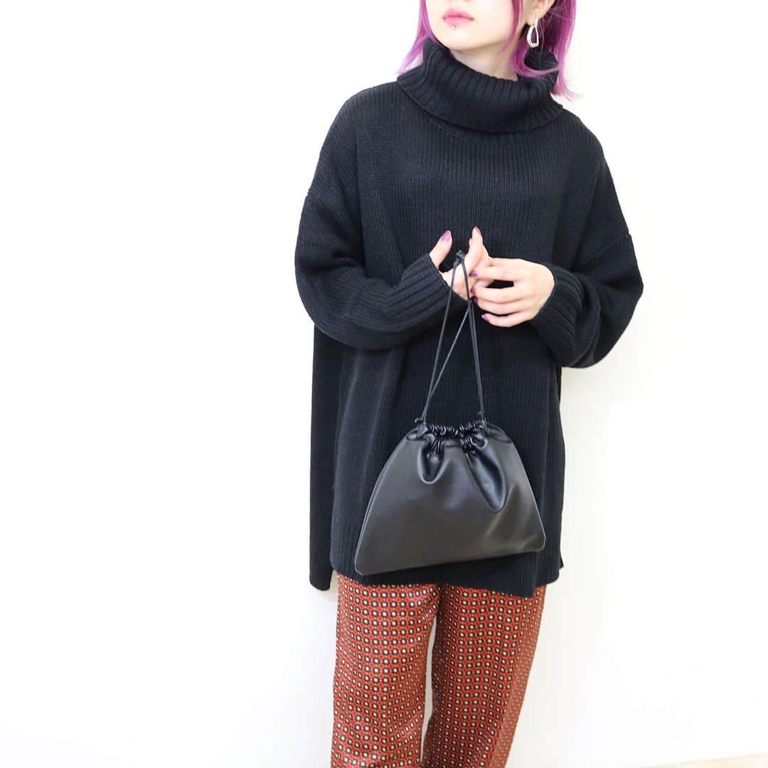 aki【EXSOME】さんのインスタグラム写真 - (aki【EXSOME】Instagram)「新作・再入荷発売日🎩👕👖 11月26日(thu)20:00～ ・  New!! ✔️バルキーオーバーサイズニット color:beige/black  ￥3.900+tax  ゆったりシルエットがフェミニンなバルキータートルニット🧶 ボリューム感たっぷりでも、アウターを着てもごわつかないのも嬉しいポイント。 どんなボトムスにもぴったりな、着回し力抜群のボリュームニットです🙆‍♀️  《size》 ️ 着丈：前70cm/後78cm　 身幅：65cm　 肩幅：65cm　 袖丈：42cm  ≪素材≫ アクリル100％  ≪備考≫ 伸縮性:あり 透け感:なし ・ ・ model:154cm ・ ・ ・ ・ topのURLから ご購入していただけます✈︎✈︎✈︎ ・ ・ Instagram officialと 公式LINEがあるので フォローして頂けると嬉しいです✌︎ ⬇︎ Instagram official  @exsome_official  @exsome.fam ・ ・ 公式LINE @efc0920h（アットマークから） ・ ・ 公式Twitter exsome_official ・ ・  公式facebook exsome_official  #ハイネックニット#ニット#サテンパンツ#プチプラ#プチプラコーデ#着回しコーデ#着まわし#大人女子#coordinate#カジュアルコーデ#カジュアル #おちびコーデ #ママコーデ #ママファッション #低身長 #低身長コーデ #大人カジュアル#今日のコーデ #きれいめカジュアル#大人可愛い#148cm#ハイトーン#ハイトーンカラー#セレクトショップ」11月26日 10時29分 - exsome_official