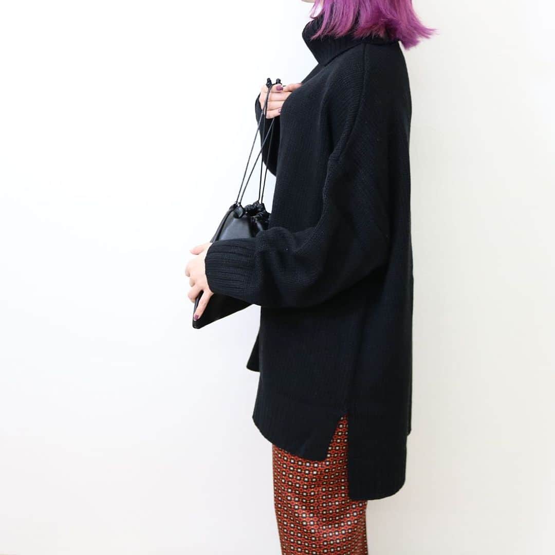 aki【EXSOME】さんのインスタグラム写真 - (aki【EXSOME】Instagram)「新作・再入荷発売日🎩👕👖 11月26日(thu)20:00～ ・  New!! ✔️バルキーオーバーサイズニット color:beige/black  ￥3.900+tax  ゆったりシルエットがフェミニンなバルキータートルニット🧶 ボリューム感たっぷりでも、アウターを着てもごわつかないのも嬉しいポイント。 どんなボトムスにもぴったりな、着回し力抜群のボリュームニットです🙆‍♀️  《size》 ️ 着丈：前70cm/後78cm　 身幅：65cm　 肩幅：65cm　 袖丈：42cm  ≪素材≫ アクリル100％  ≪備考≫ 伸縮性:あり 透け感:なし ・ ・ model:154cm ・ ・ ・ ・ topのURLから ご購入していただけます✈︎✈︎✈︎ ・ ・ Instagram officialと 公式LINEがあるので フォローして頂けると嬉しいです✌︎ ⬇︎ Instagram official  @exsome_official  @exsome.fam ・ ・ 公式LINE @efc0920h（アットマークから） ・ ・ 公式Twitter exsome_official ・ ・  公式facebook exsome_official  #ハイネックニット#ニット#サテンパンツ#プチプラ#プチプラコーデ#着回しコーデ#着まわし#大人女子#coordinate#カジュアルコーデ#カジュアル #おちびコーデ #ママコーデ #ママファッション #低身長 #低身長コーデ #大人カジュアル#今日のコーデ #きれいめカジュアル#大人可愛い#148cm#ハイトーン#ハイトーンカラー#セレクトショップ」11月26日 10時29分 - exsome_official
