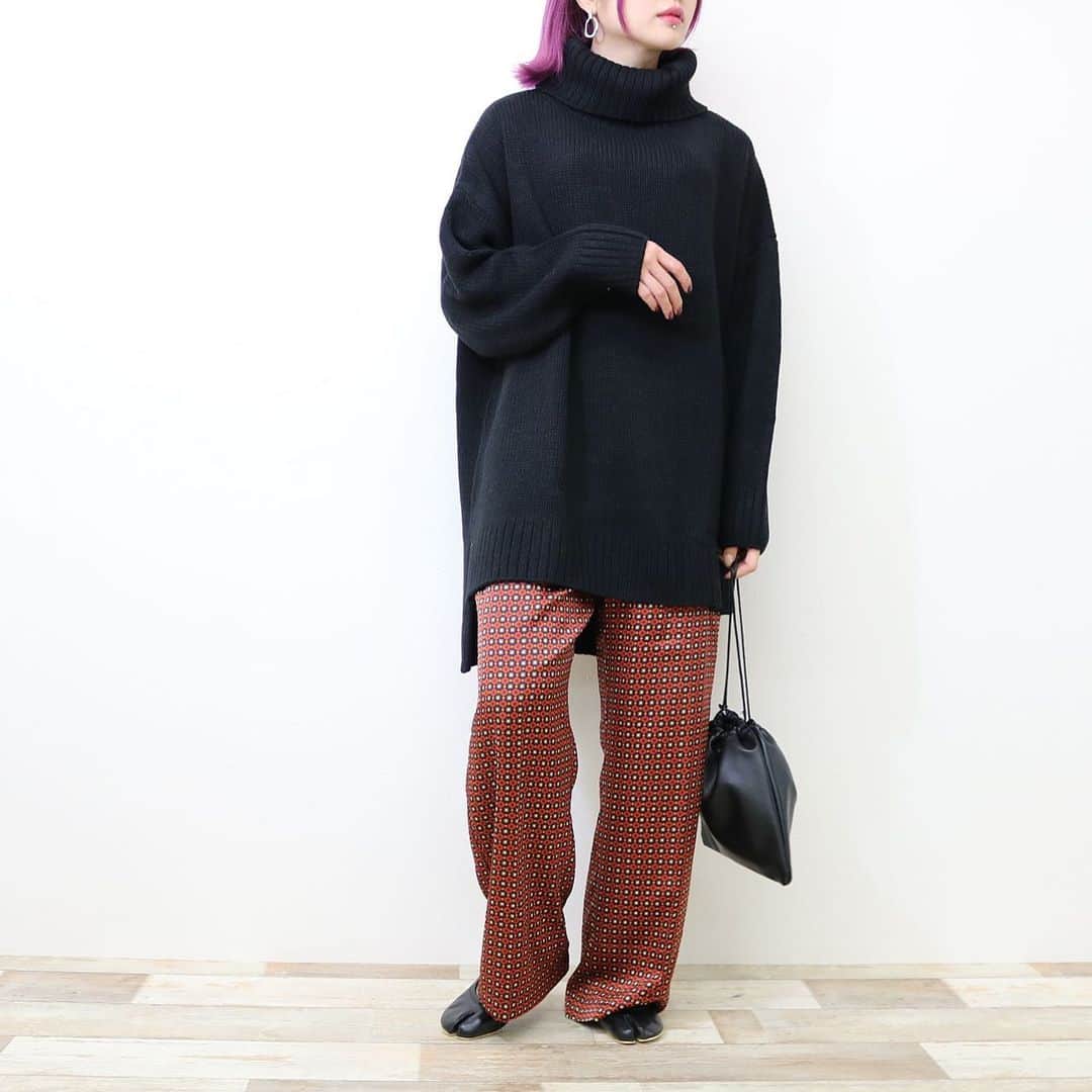 aki【EXSOME】さんのインスタグラム写真 - (aki【EXSOME】Instagram)「新作・再入荷発売日🎩👕👖 11月26日(thu)20:00～ ・  New!! ✔️バルキーオーバーサイズニット color:beige/black  ￥3.900+tax  ゆったりシルエットがフェミニンなバルキータートルニット🧶 ボリューム感たっぷりでも、アウターを着てもごわつかないのも嬉しいポイント。 どんなボトムスにもぴったりな、着回し力抜群のボリュームニットです🙆‍♀️  《size》 ️ 着丈：前70cm/後78cm　 身幅：65cm　 肩幅：65cm　 袖丈：42cm  ≪素材≫ アクリル100％  ≪備考≫ 伸縮性:あり 透け感:なし ・ ・ model:154cm ・ ・ ・ ・ topのURLから ご購入していただけます✈︎✈︎✈︎ ・ ・ Instagram officialと 公式LINEがあるので フォローして頂けると嬉しいです✌︎ ⬇︎ Instagram official  @exsome_official  @exsome.fam ・ ・ 公式LINE @efc0920h（アットマークから） ・ ・ 公式Twitter exsome_official ・ ・  公式facebook exsome_official  #ハイネックニット#ニット#サテンパンツ#プチプラ#プチプラコーデ#着回しコーデ#着まわし#大人女子#coordinate#カジュアルコーデ#カジュアル #おちびコーデ #ママコーデ #ママファッション #低身長 #低身長コーデ #大人カジュアル#今日のコーデ #きれいめカジュアル#大人可愛い#148cm#ハイトーン#ハイトーンカラー#セレクトショップ」11月26日 10時29分 - exsome_official