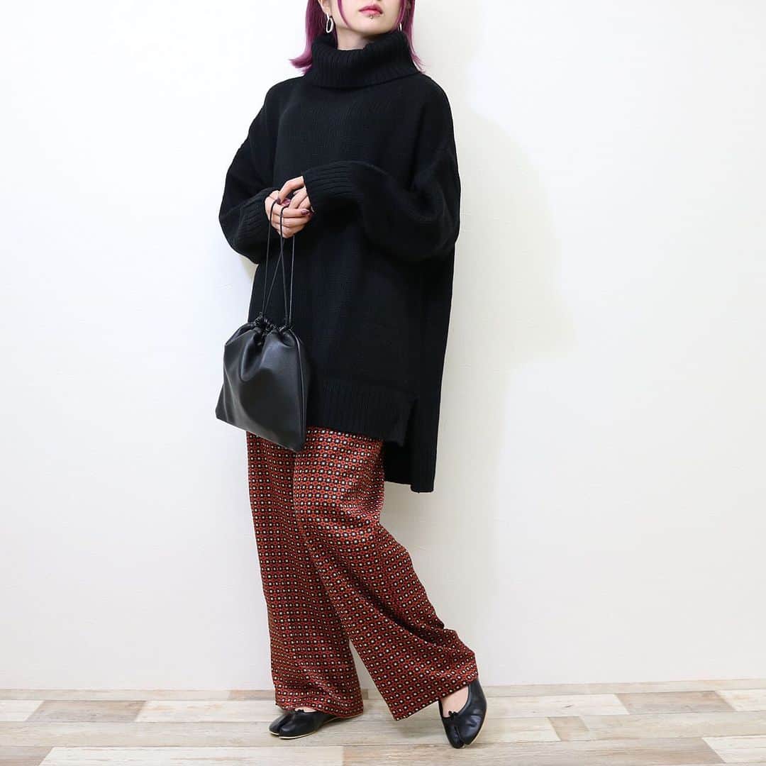 aki【EXSOME】さんのインスタグラム写真 - (aki【EXSOME】Instagram)「新作・再入荷発売日🎩👕👖 11月26日(thu)20:00～ ・  New!! ✔️バルキーオーバーサイズニット color:beige/black  ￥3.900+tax  ゆったりシルエットがフェミニンなバルキータートルニット🧶 ボリューム感たっぷりでも、アウターを着てもごわつかないのも嬉しいポイント。 どんなボトムスにもぴったりな、着回し力抜群のボリュームニットです🙆‍♀️  《size》 ️ 着丈：前70cm/後78cm　 身幅：65cm　 肩幅：65cm　 袖丈：42cm  ≪素材≫ アクリル100％  ≪備考≫ 伸縮性:あり 透け感:なし ・ ・ model:154cm ・ ・ ・ ・ topのURLから ご購入していただけます✈︎✈︎✈︎ ・ ・ Instagram officialと 公式LINEがあるので フォローして頂けると嬉しいです✌︎ ⬇︎ Instagram official  @exsome_official  @exsome.fam ・ ・ 公式LINE @efc0920h（アットマークから） ・ ・ 公式Twitter exsome_official ・ ・  公式facebook exsome_official  #ハイネックニット#ニット#サテンパンツ#プチプラ#プチプラコーデ#着回しコーデ#着まわし#大人女子#coordinate#カジュアルコーデ#カジュアル #おちびコーデ #ママコーデ #ママファッション #低身長 #低身長コーデ #大人カジュアル#今日のコーデ #きれいめカジュアル#大人可愛い#148cm#ハイトーン#ハイトーンカラー#セレクトショップ」11月26日 10時29分 - exsome_official