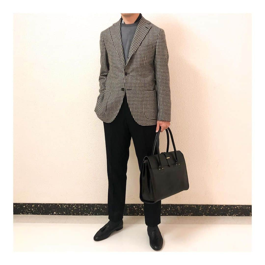 Felisi Japan 〔フェリージ〕さんのインスタグラム写真 - (Felisi Japan 〔フェリージ〕Instagram)「【Winter Monotone Coordinate】 . 重くなりがちな冬のコーディネートですが、 今回ご紹介するようなオフホワイトベースに ブラックのシェパードチェックなど、 ホワイトを基調とした柄物モノトーンをトップスに使うと、 あとはブラックやグレーでまとめるだけで、 洗練された都会的なスタイルに仕上がります。 . サンタニエッロのジャケットは、アンコン仕立ての背抜き仕様、 生地はカノニコ社製で軽く柔らかな質感のフランネルを使用しており、 ストレスフリーの着心地で室内の仕事が多い 今の働き方には、とても活躍してくれそうな一着です。 . . Jacket : SANTANIELLO Price : ¥68,200 . Knit : ZANONE Price : ¥41,800 . Pants : GERMANO Price : ¥31,900 . Shoes : LOASC Price : ¥51,700 . Scarf : Pierre-Louis Mascia Price : ¥17,600 . Glove : Felisi Price : ¥29,700 . Bag : Felisi Price : ¥145,200 . . . #felisi #felisiselection #monotone #coordinate #santaniello #VBC #zanone #germano #loasc #pierrelouismascia #mensfashion #mensstyle #フェリージ #フェリージセレクション #トートバッグ #撥水レザー #モノトーンコーデ #ジャケットスタイル #サンタニエッロ #バルベリスカノニコ #シェパードチェック #ザノーネ #ジェルマーノ #ロスク #ピエールルイマシア #革手袋」11月26日 10時32分 - felisi_japan