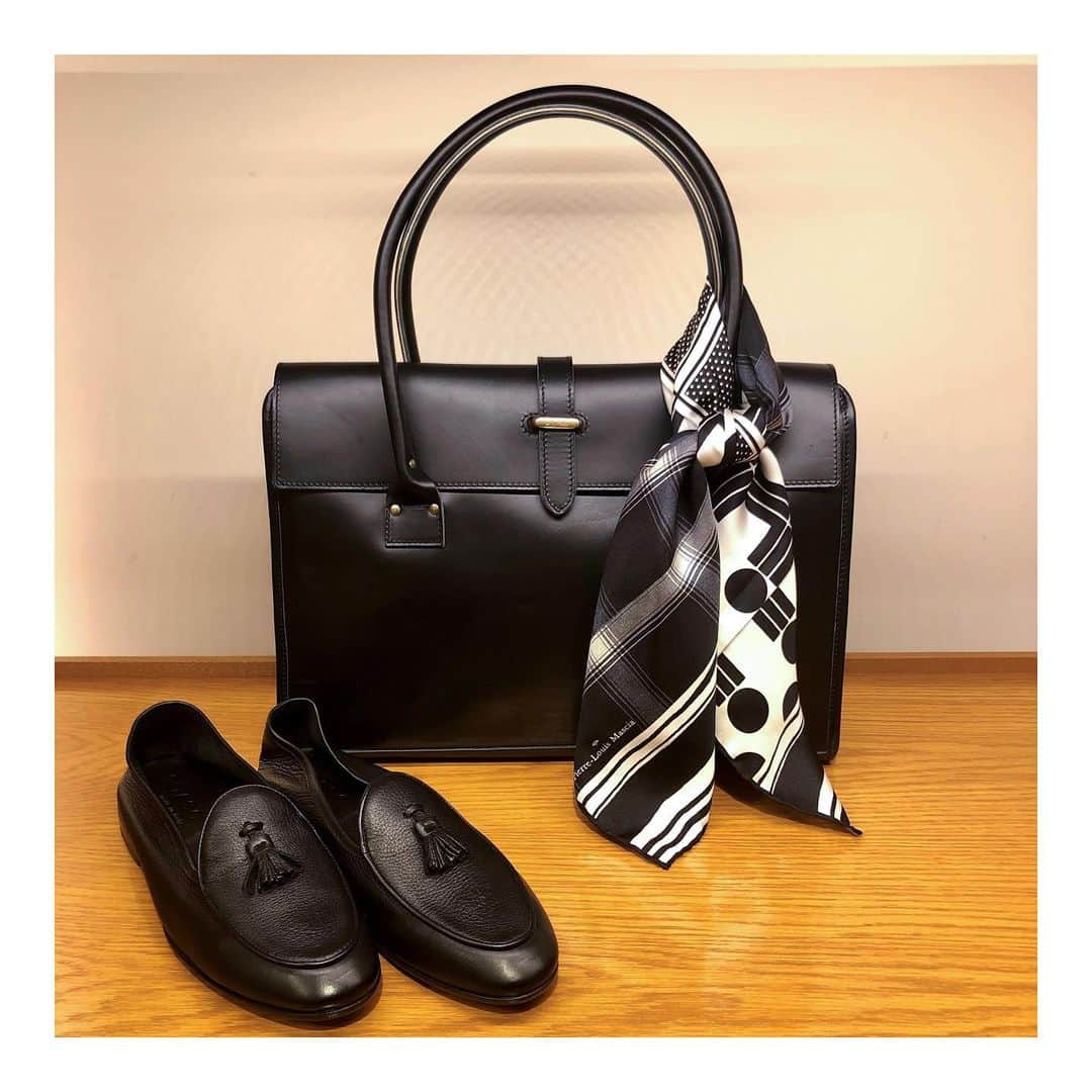 Felisi Japan 〔フェリージ〕さんのインスタグラム写真 - (Felisi Japan 〔フェリージ〕Instagram)「【Winter Monotone Coordinate】 . 重くなりがちな冬のコーディネートですが、 今回ご紹介するようなオフホワイトベースに ブラックのシェパードチェックなど、 ホワイトを基調とした柄物モノトーンをトップスに使うと、 あとはブラックやグレーでまとめるだけで、 洗練された都会的なスタイルに仕上がります。 . . Shoes : LOASC Price : ¥51,700 . Scarf : Pierre-Louis Mascia Price : ¥17,600 . Bag : Felisi Price : ¥145,200 . . . #felisi #felisiselection #monotone #coordinate #santaniello #VBC #zanone #germano #loasc #pierrelouismascia #mensfashion #mensstyle #フェリージ #フェリージセレクション #トートバッグ #撥水レザー #モノトーンコーデ #ジャケットスタイル #サンタニエッロ #バルベリスカノニコ #シェパードチェック #ザノーネ #ジェルマーノ #ロスク #ピエールルイマシア #革手袋」11月26日 10時33分 - felisi_japan