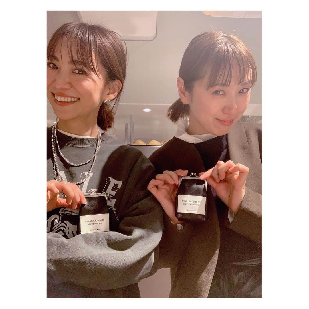 megumi matsuoさんのインスタグラム写真 - (megumi matsuoInstagram)「🅷🅴🅻🅻🅾︎ 先日 今年もこずえに誕生日祝ってもらって 今年もお揃いアイテム頂きました♥︎  日比谷okurojiにあるそうめん屋さん そそそ〜その先へ〜 トリュフのそうめん！ 香りがすごくてほんとに美味しかった♥︎ （ご馳走になりましたw ﾃﾍ） そのあと 楚々で和菓子のお土産かって 1番端っこにあったカフェでお茶した  今年はなかなか会えなかったり 家族ぐるみで計画してたこともダメになったりしたけど この3時間ちょっとの時間が なにより最高のプレゼントだった♥︎  LOVE  余談 そーめん食べてる時 こずえが私を松潤と呼ぶたびに 向こう側の席の人が振り向いてて 途中で気づいたけど どうやら嵐ファンらしく 向こう側の席から松潤と言葉が出るたびに 私も反応するっていうw 紛らわしくて面白かった件w  #親友#松潤と二宮#松潤ランチ #こずえは方向音痴 #ママ#ママライフ#アラフォー#アラフォーママ#153cm#誕生日#バースデー#お揃い#beautifulpeople#欲しかったヤツ#日比谷okuroji#そそそ#そそそその先へ#楚々#日比谷ランチ#日比谷」11月26日 10時35分 - sara_mira_