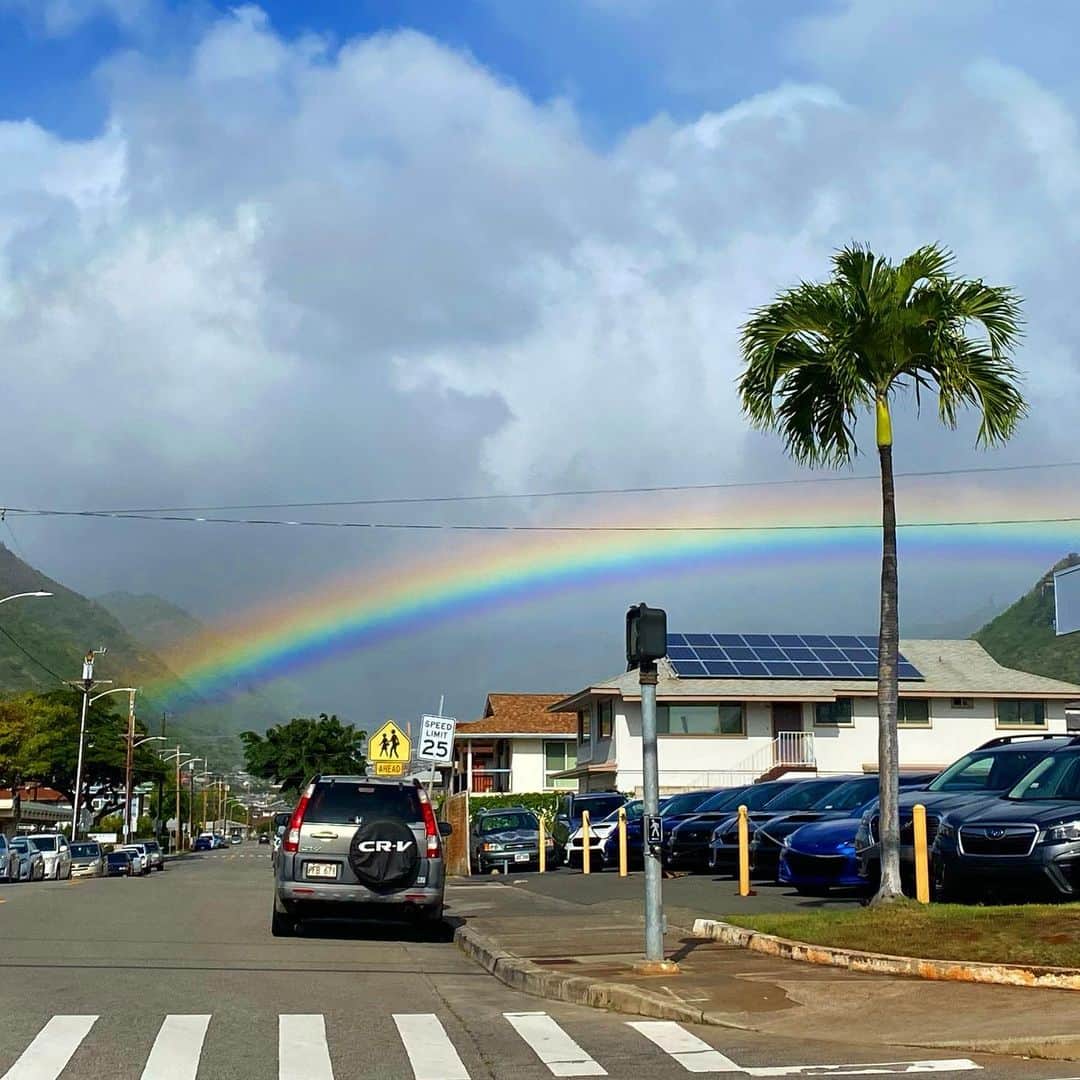 マキ・コニクソンさんのインスタグラム写真 - (マキ・コニクソンInstagram)「虹ちゃまのおすそ分け！🌈 今日もハッピーディ！😊  #エアハワイ🌺  #ハワイ最高！🤙🏼」11月26日 10時37分 - makikonikson