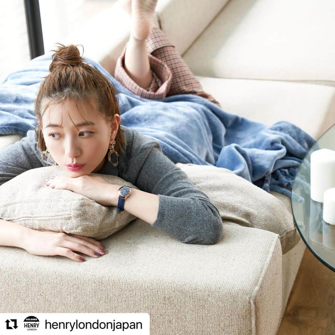 伊藤千晃さんのインスタグラム写真 - (伊藤千晃Instagram)「ネイビーはどんなファッションにも馴染んでくれる万能カラーだよね😉  #Repost @henrylondonjapan with @make_repost ・・・ 彼がくれた水色のブランケットと時計は私のお気に入り。 ・ #時計が繋ぐ一週間  #Wednesday ・ @kikichiaki ・ #伊藤千晃 #ヘンリーロンドン #henrylondon #henrywatches #gift #watch #jewelry #london #england #euston #ギフト #腕時計 #時計 #ジュエリー #⌚ #ユーストン #ロンドン」11月26日 10時48分 - kikichiaki