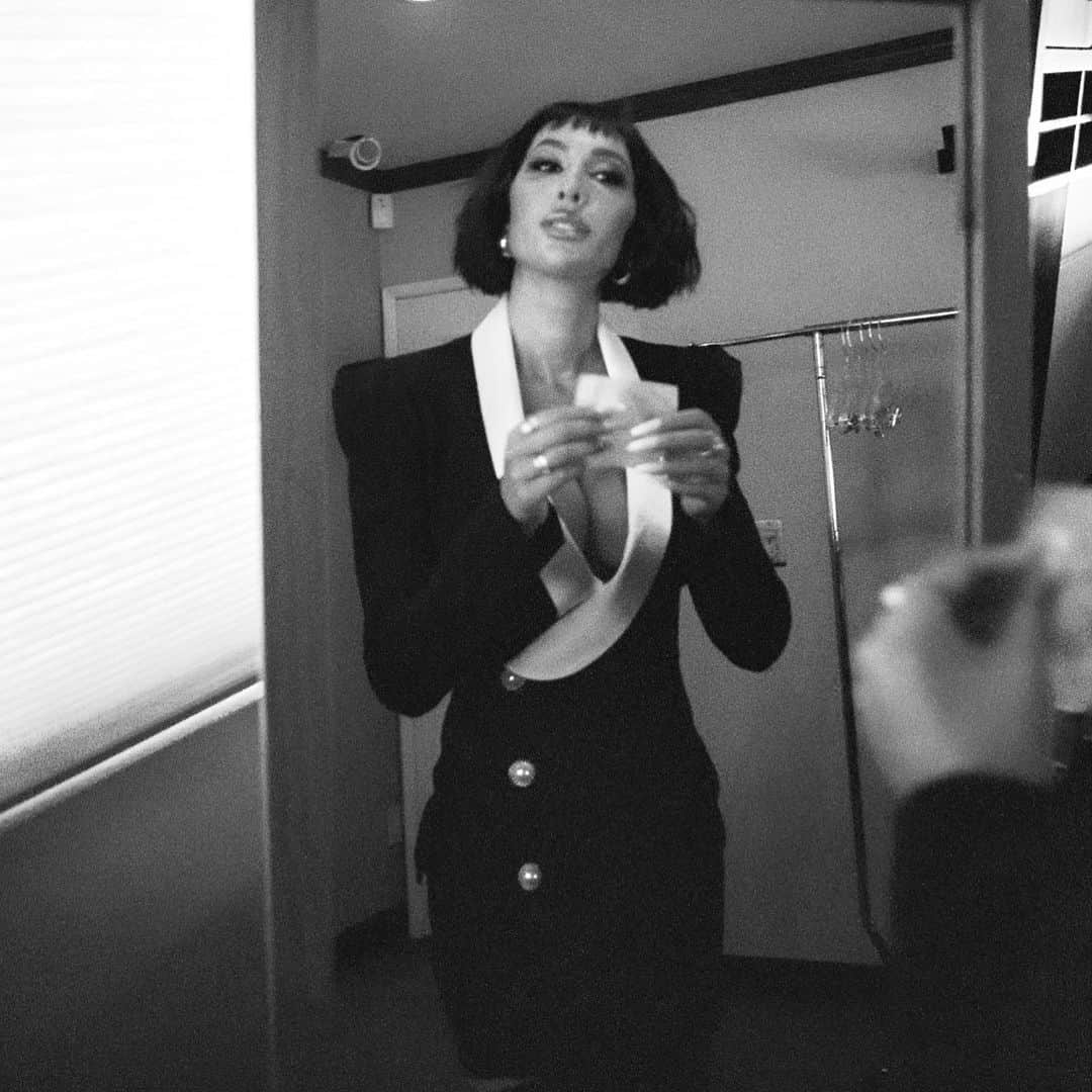 ジャッキー・クルーズのインスタグラム：「Mirror Mirror off the wall. @latingrammys」