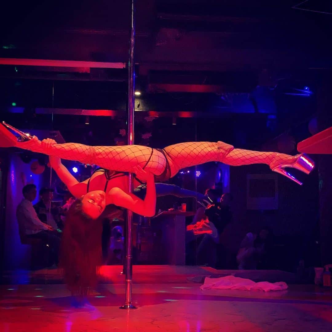 SHIRAISHIMIHOのインスタグラム：「少しずつ柔軟と筋トレで元のしなりを戻していくぞ🔥 #poledancelife #poledancer #showgirl #exoticpoledancer」