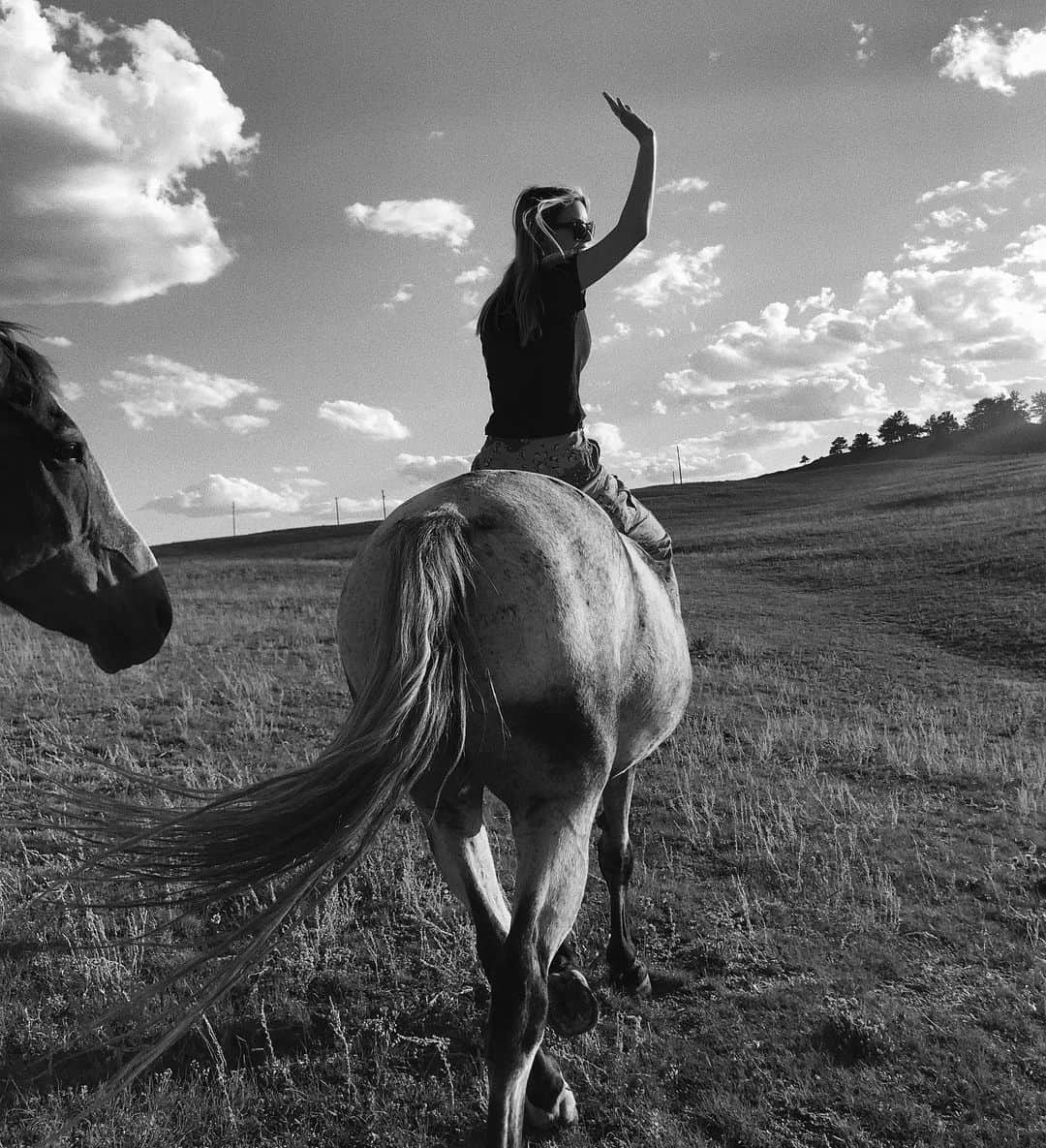 Katelyn Byrdのインスタグラム：「bareback 🖤」