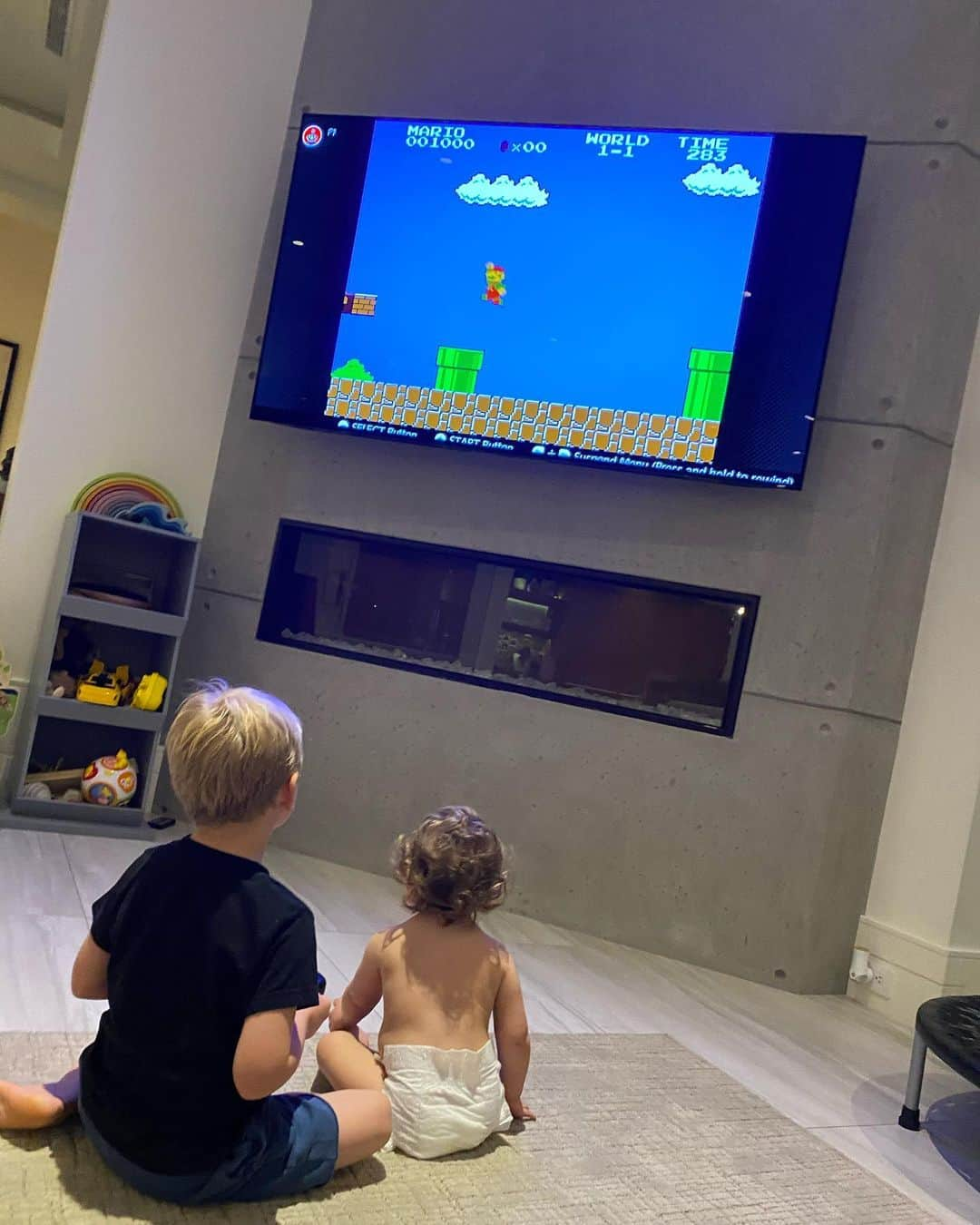 ニック・カーターさんのインスタグラム写真 - (ニック・カーターInstagram)「I literally am in heaven. My little babies are playing the original #supermariobros together. ❤️❤️❤️❤️🥰🥰🥰🥰.  #originalgamer  #gamerdad #fatherhood  #parenthood #brotherandsister #kidsgaming #classicgames」11月26日 10時56分 - nickcarter